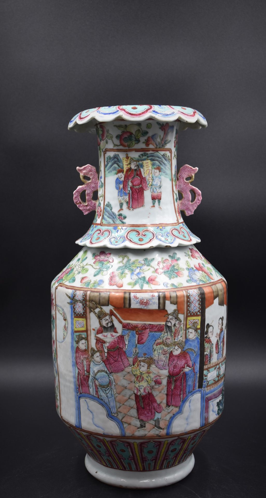 Null Un vaso in porcellana Famille Rose decorato con cavalieri. Capelli e manigl&hellip;