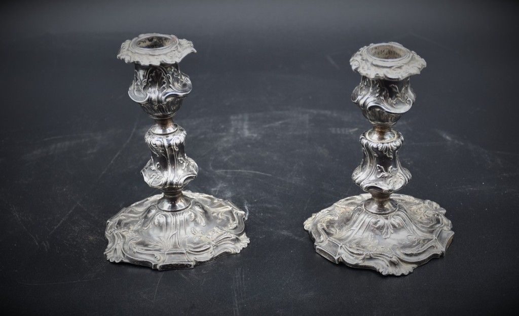 Null 一对19世纪罗凯尔风格的小型纯银烛台。高度：14厘米。