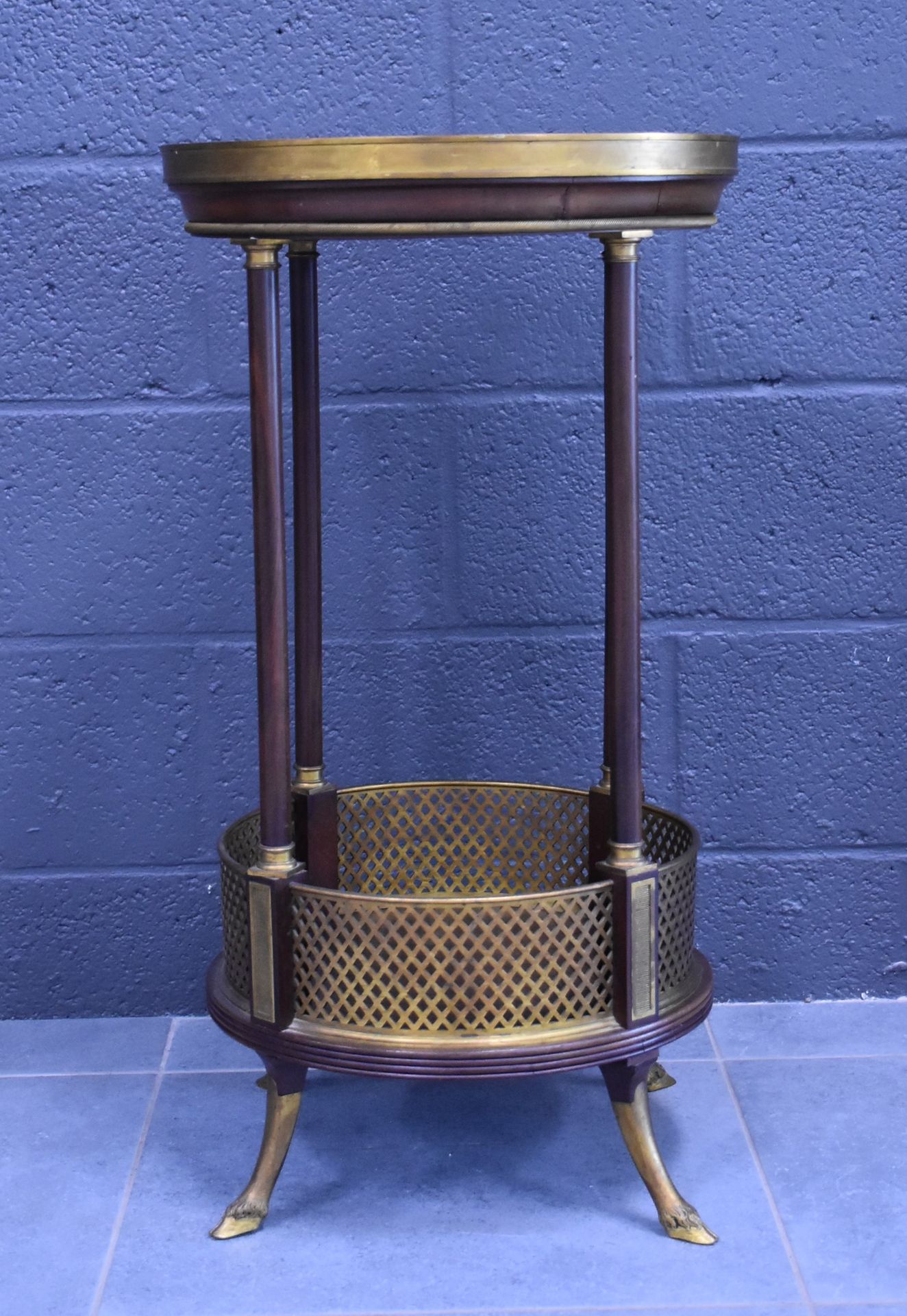 Null 路易十六风格的小边桌，用鎏金铜器装饰。蹄子形式的青铜脚。高度：74厘米。直径：40厘米。大理石的损坏。