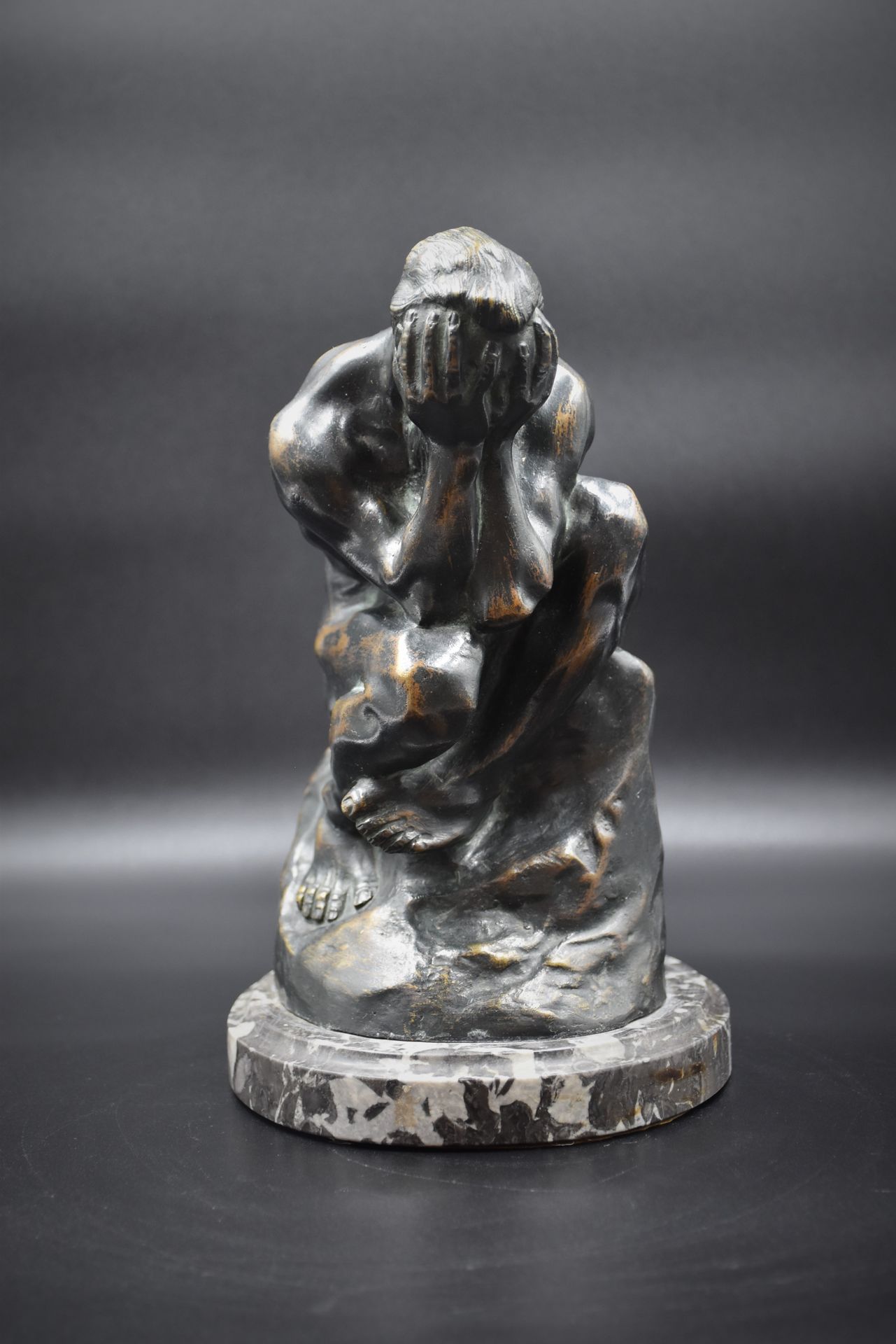 Porte la signature A. Rodin Figura de bronce que sostiene su cabeza entre las ma&hellip;