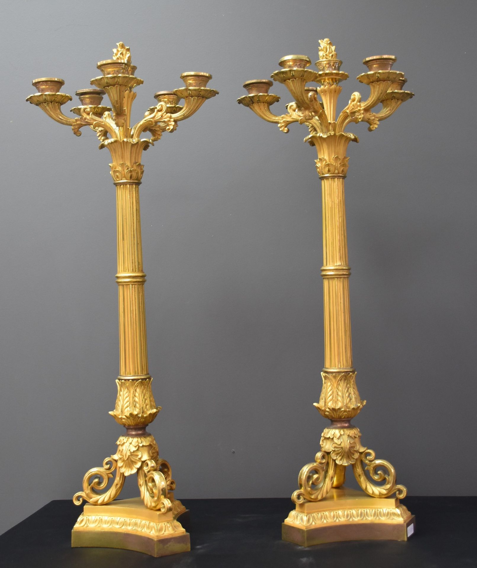 Null Paire de candélabres en bronze doré d’époque restauration. Ht : 68 cm.