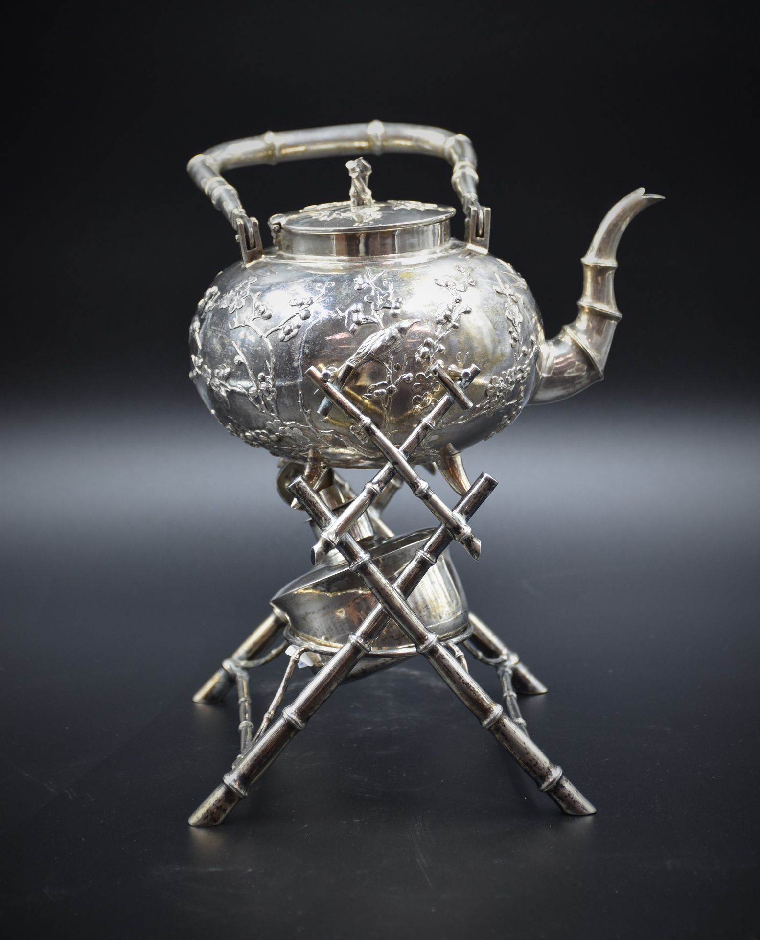 Null 中国银质茶壶，放在有竹子装饰的加热器支架上。装饰中的Monogram。指甲处高度：23厘米 中国印记。重量：1030克。