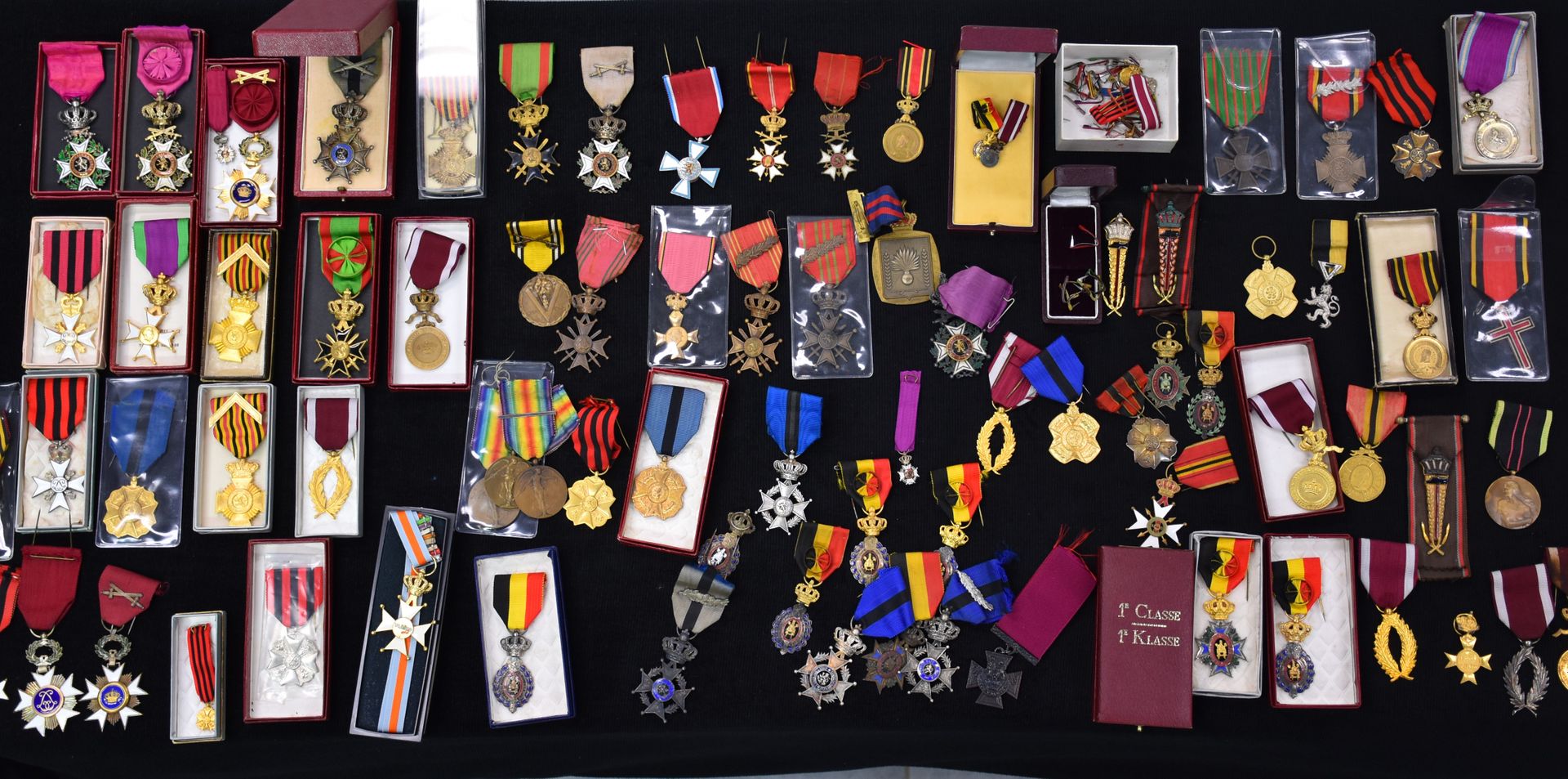 Null 
Lot varié de 80 médailles provenant d'une collection privée belge.

-Décor&hellip;