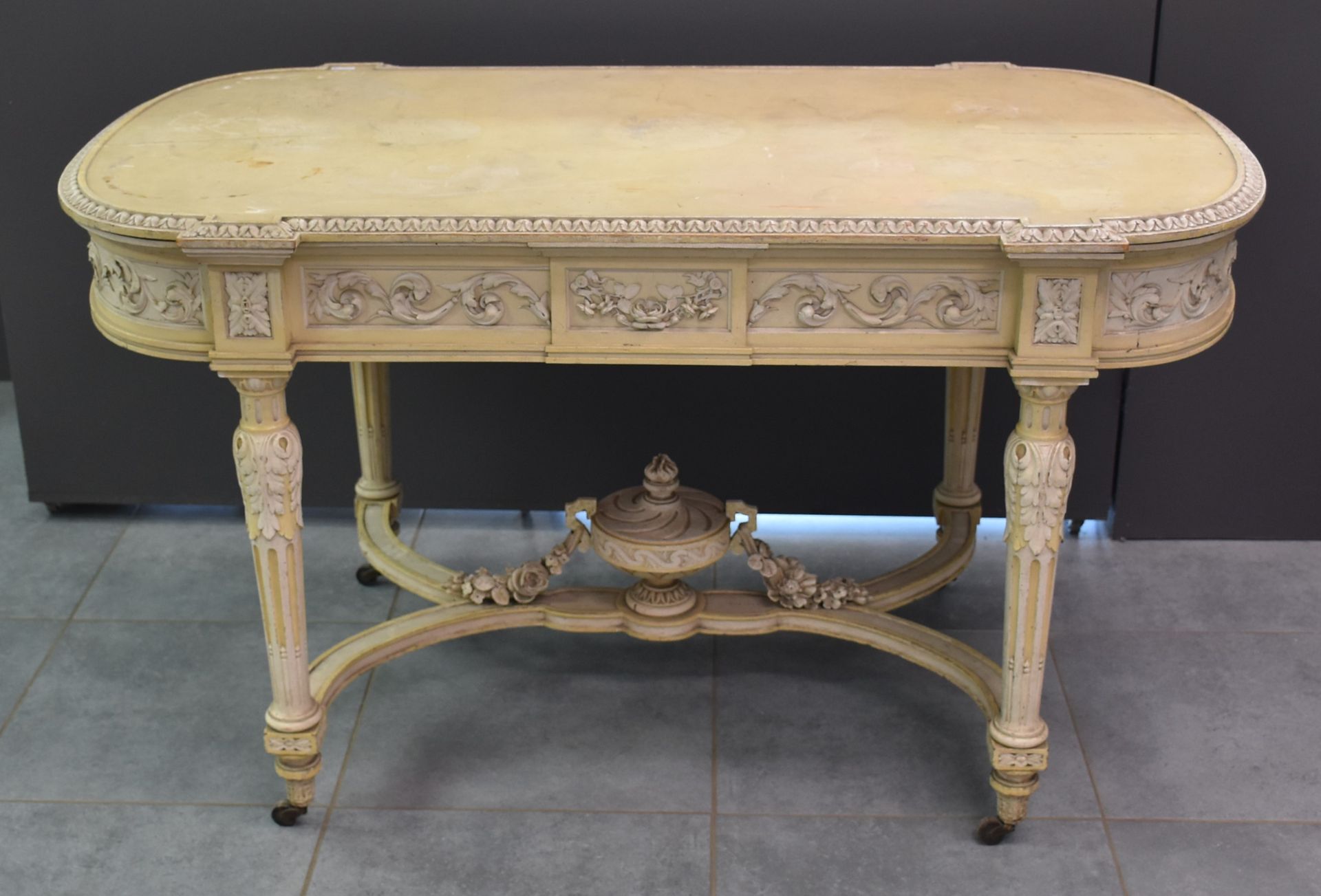 Null 拿破仑三世的桌子，在带子上开了一个抽屉。路易十六的风格。高度：75厘米。架子的尺寸：75 x 135厘米