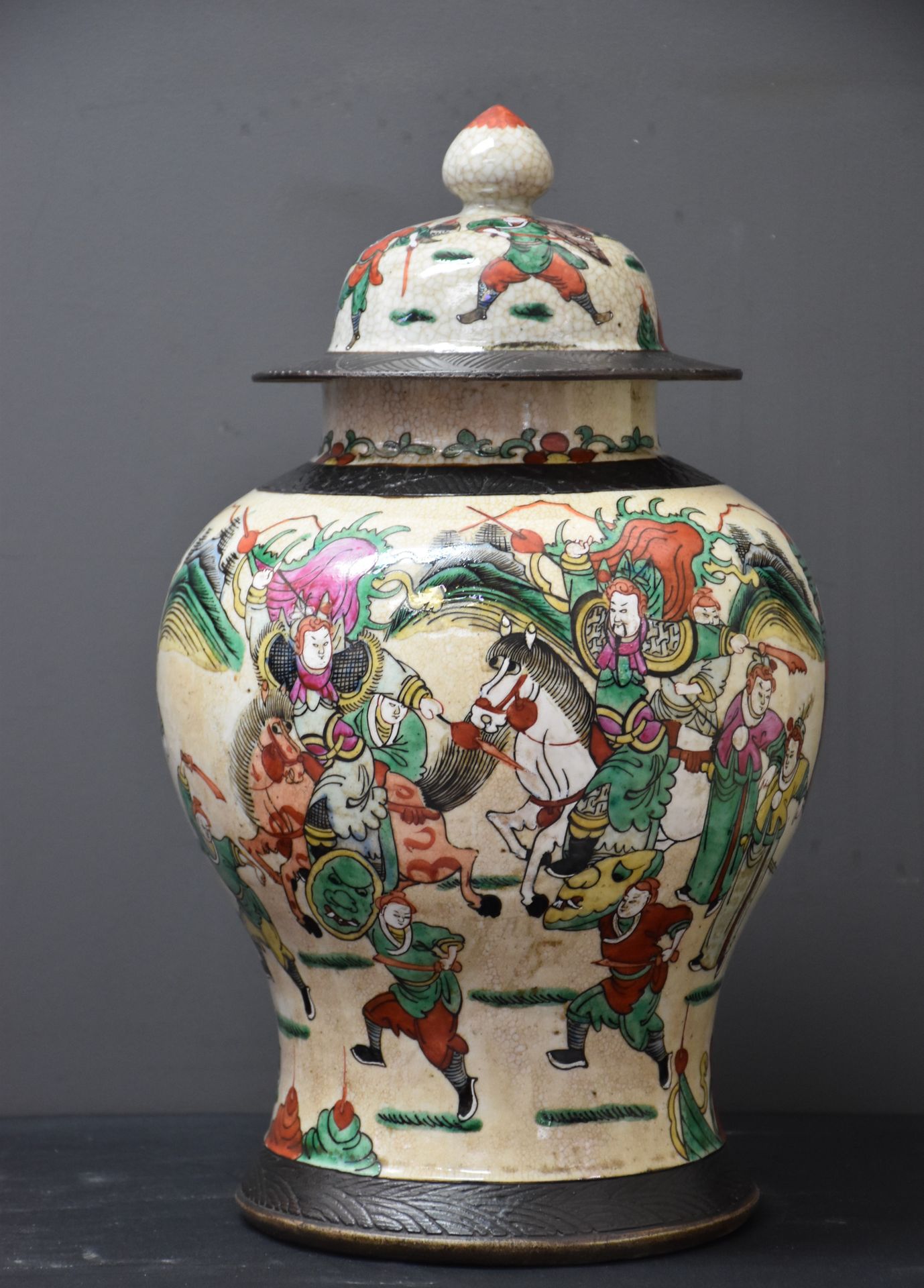 Null 南京瓷器花瓶。高度：45厘米。脖子上有轻微的毛发 南京瓷器花瓶。高度：45厘米。