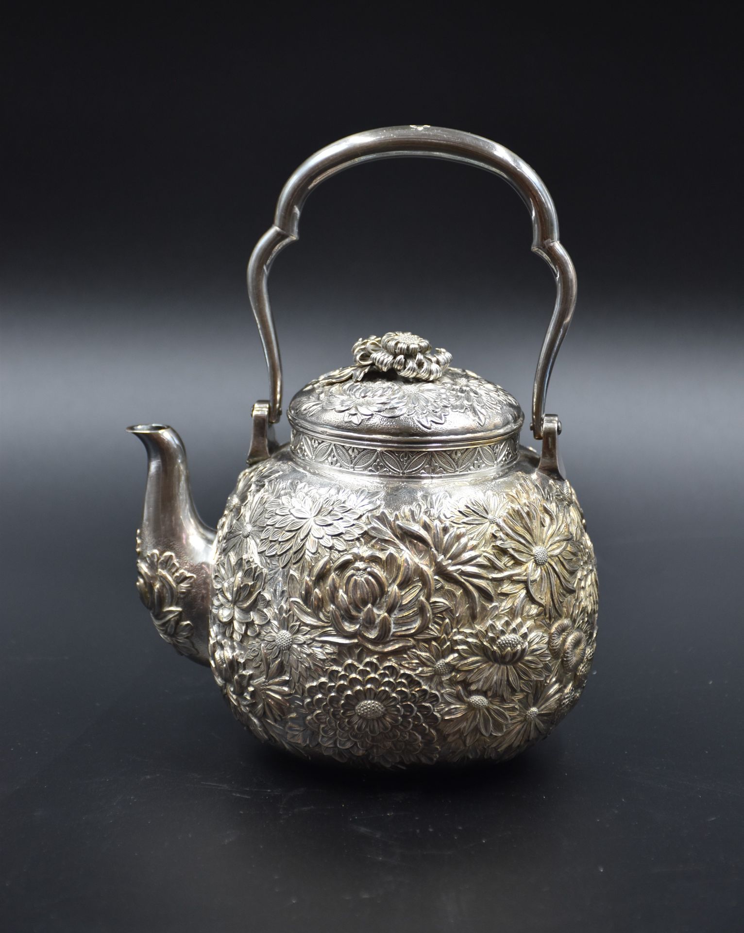 Null 中国银制千花图案茶壶。底座下有中文签名 "刘益"。指甲处的高度：13厘米。重量：440克。