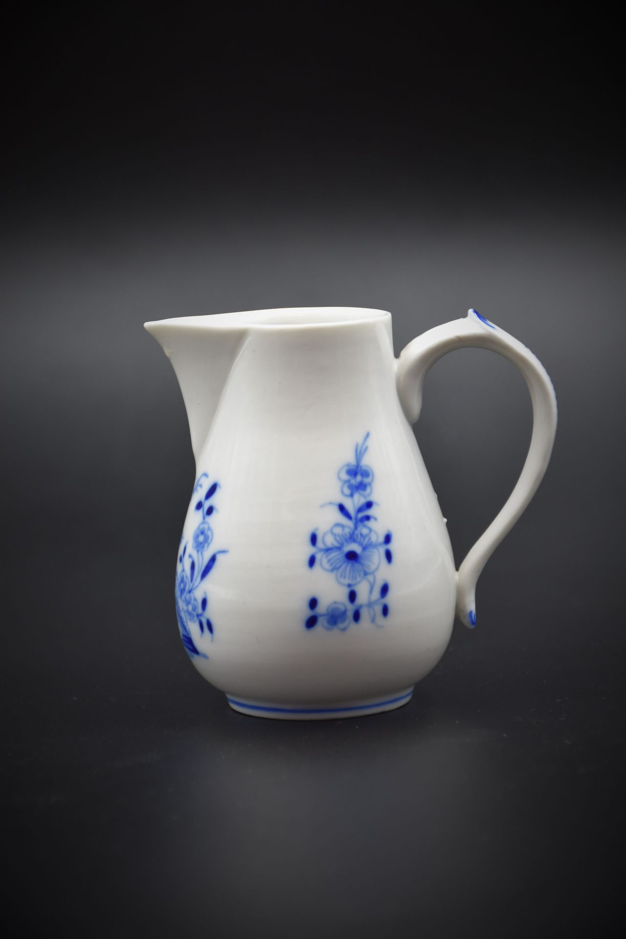Null Milk pot in porcelain of Tournai. Height : 10 cm.