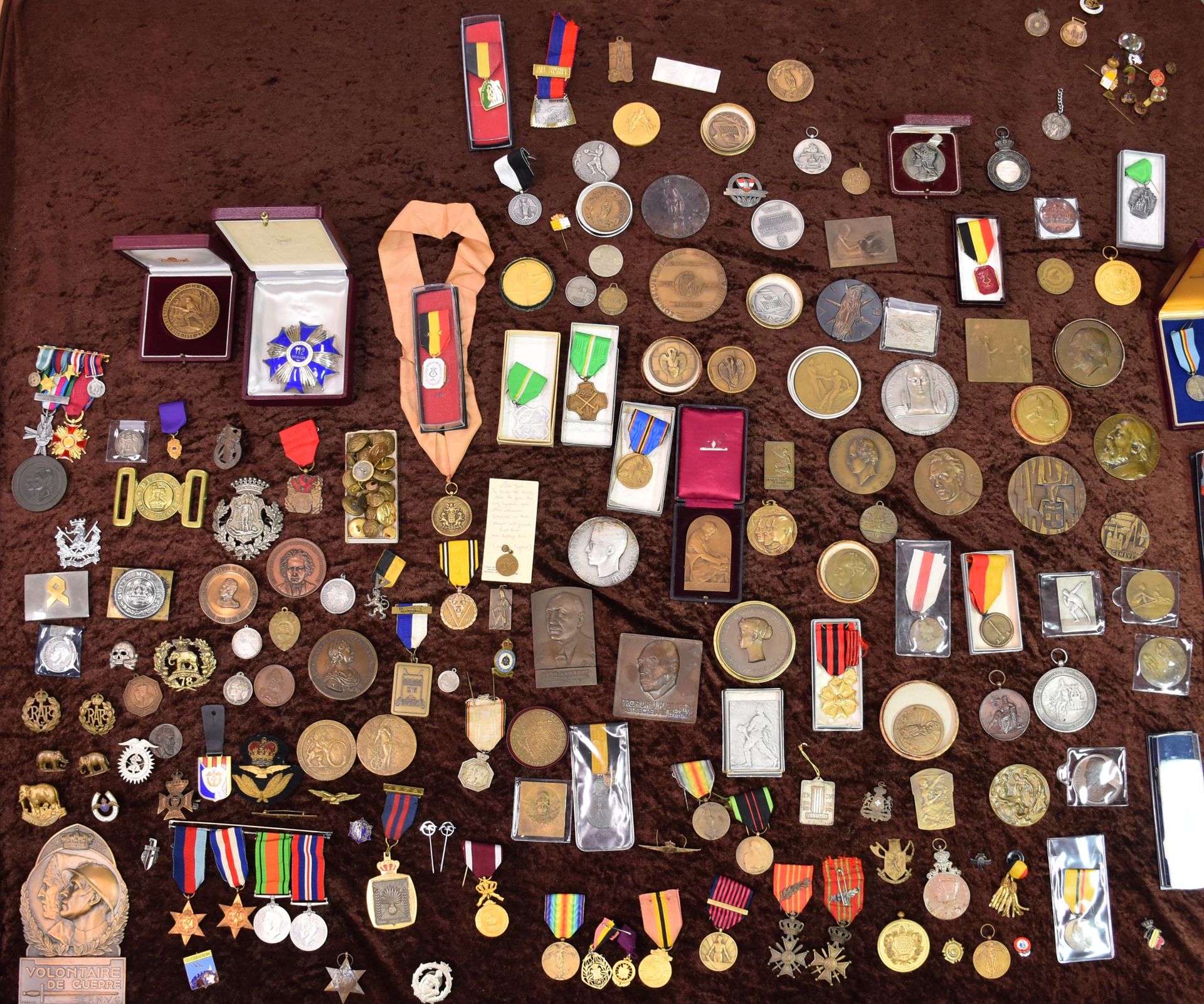 Null 
Lotto vario di 160 medaglie da una collezione privata belga. Foto dettagli&hellip;