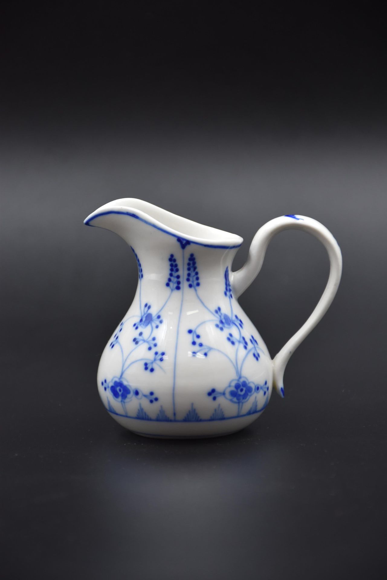 Null Pot à lait en porcelaine de Tournai. Ht :8 cm.
