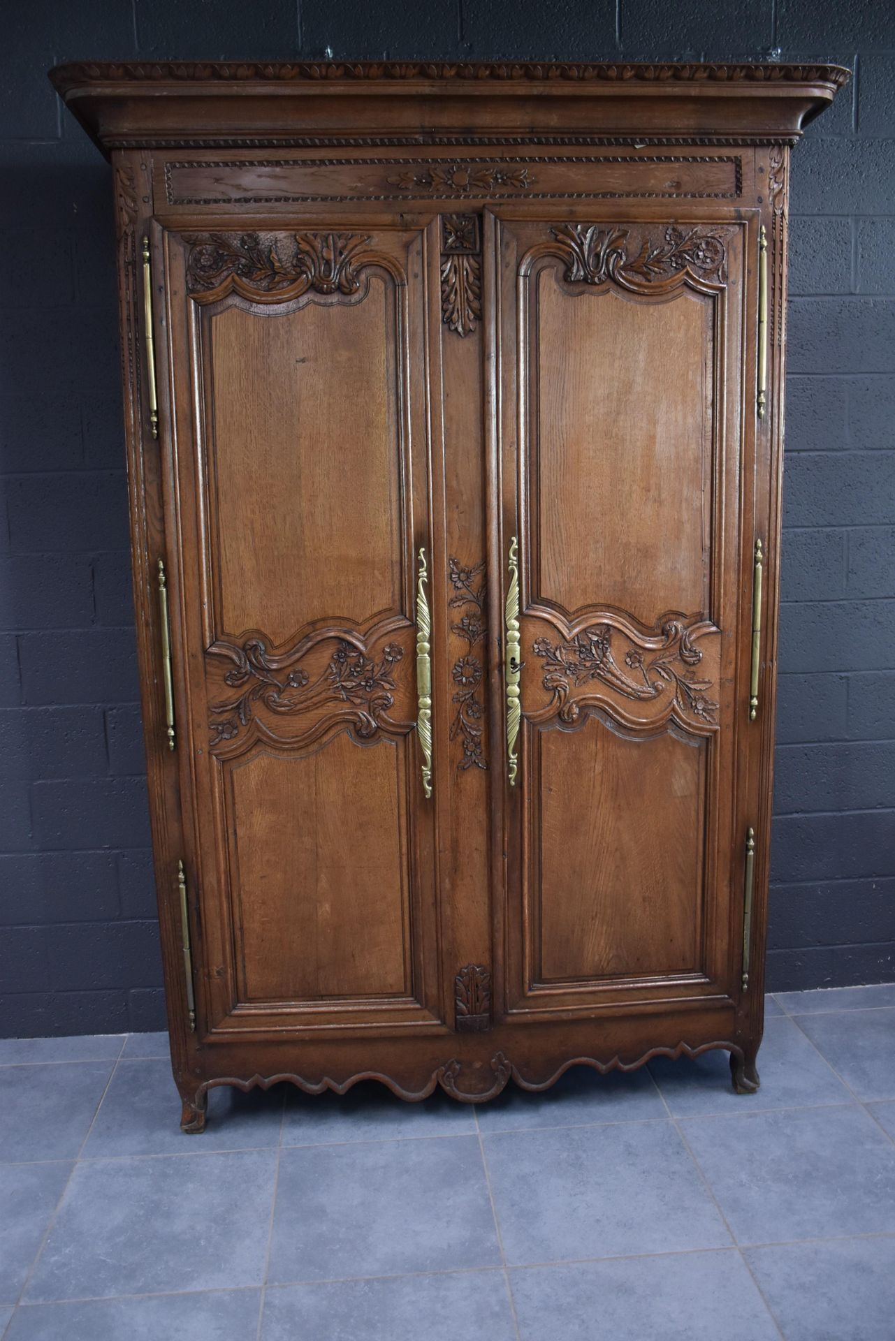 Null 
Norman wedding wardrobe XVIIIth century. Oak. Height : 230 cm. Width : 140&hellip;