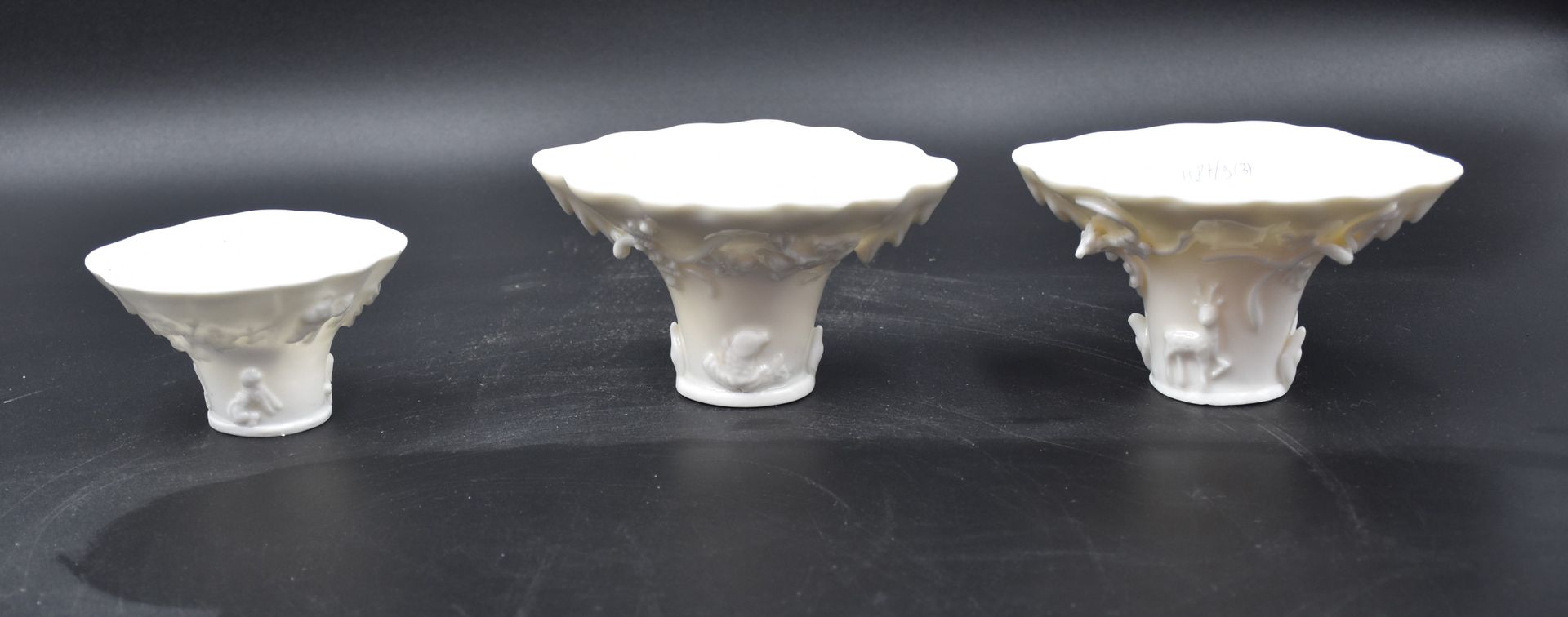 Null Lot de 3 coupes libatoires en porcelaine "Blanc de Chine". Ht : 7,5 et 6 cm&hellip;