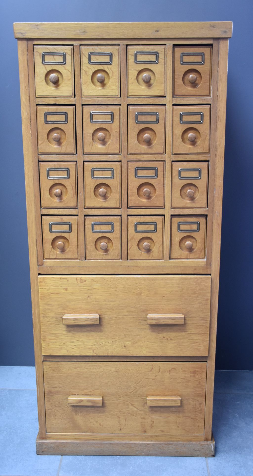 Null 约1940年的橡木行政柜，开在16个小的方形抽屉上。高度：130厘米。
