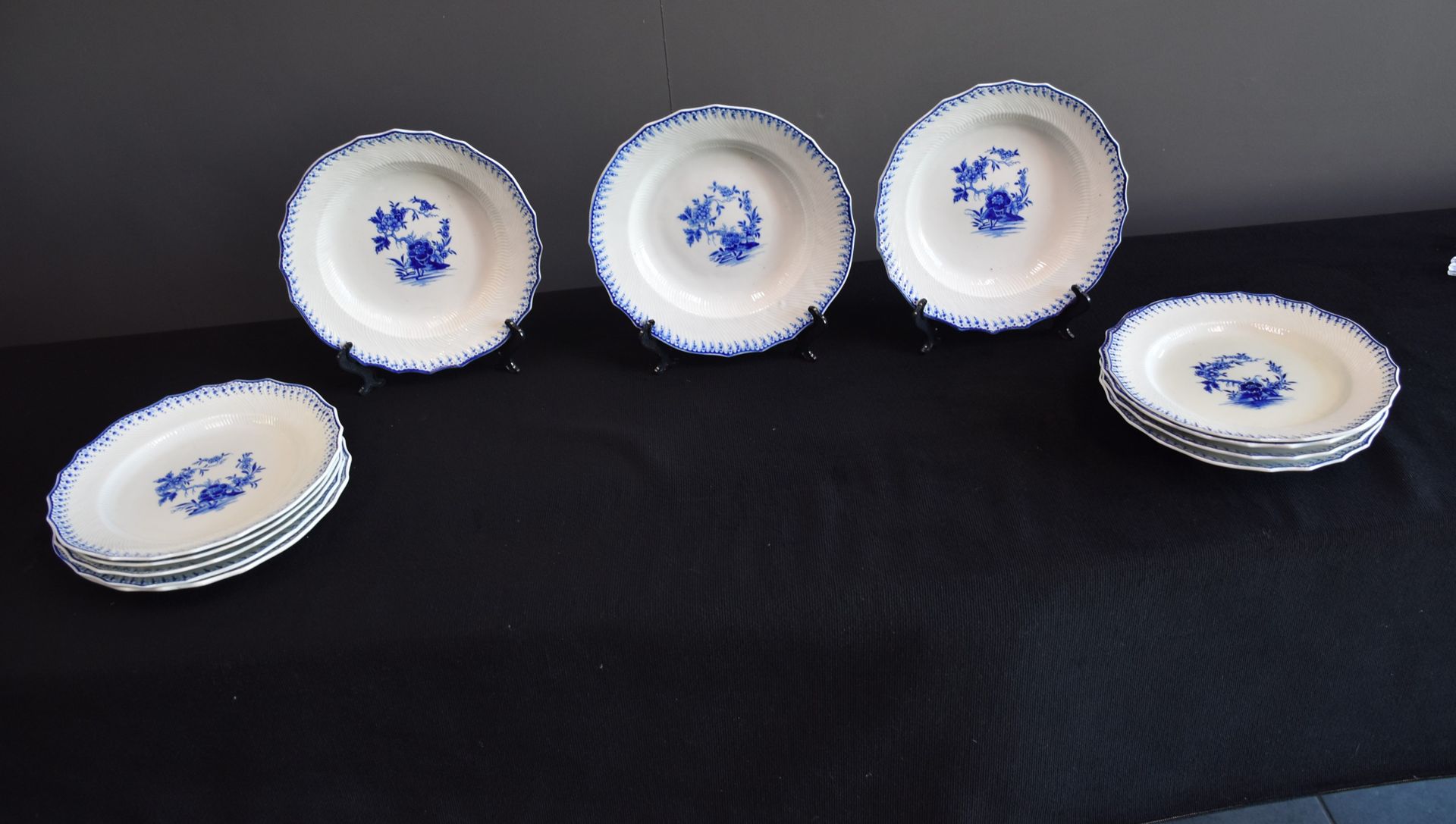 Null Juego de 12 platos (6 huecos y 6 planos) en porcelana de Tournai con decora&hellip;