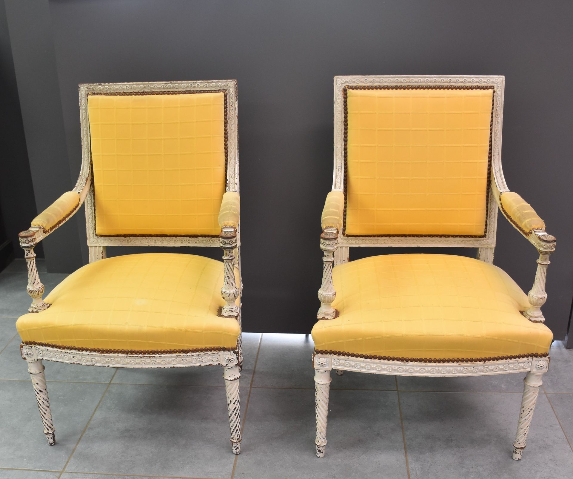Null Ein Paar Sessel im Louis XVI-Stil mit grauer Patina.