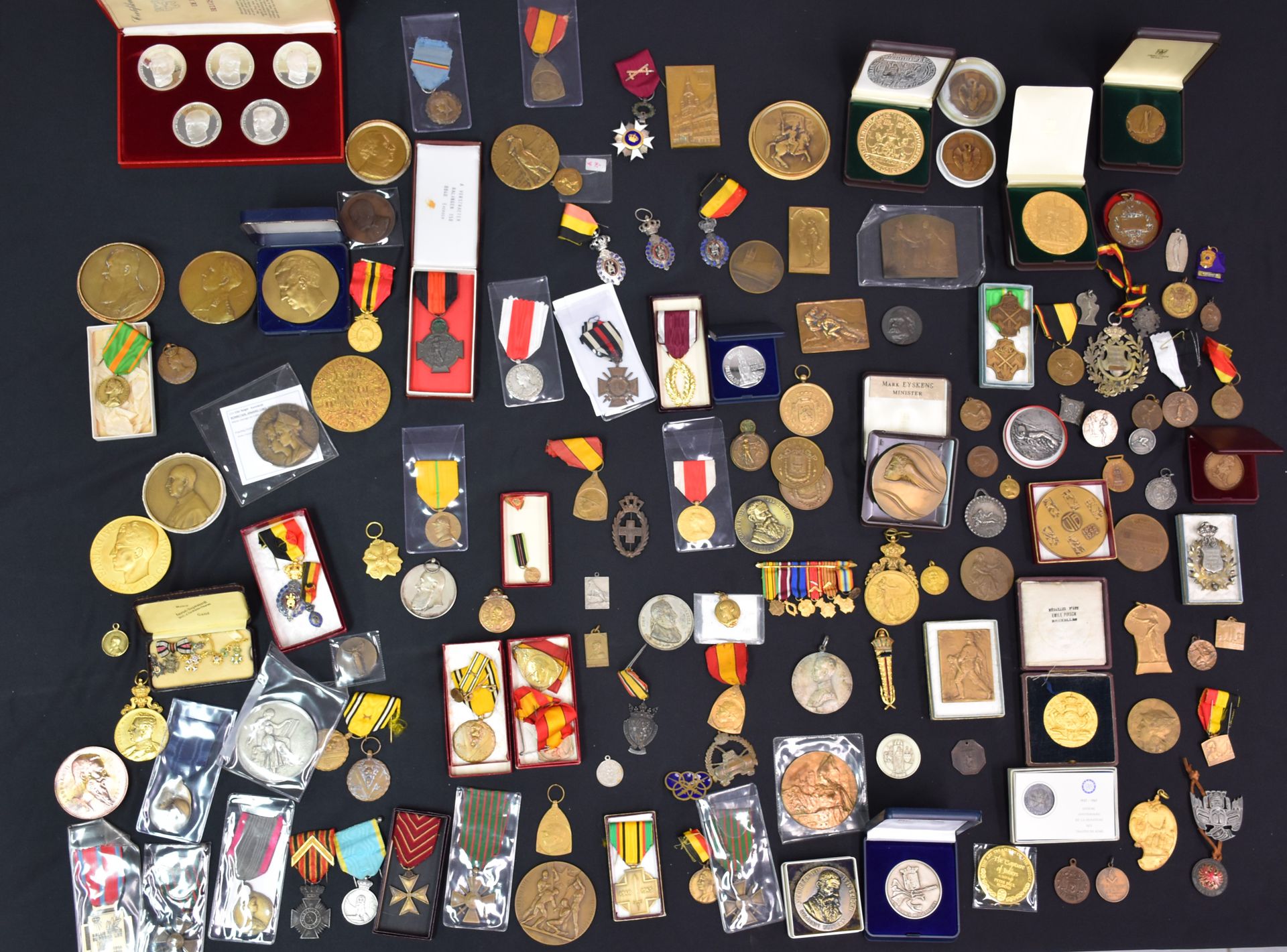 Null 
一批来自比利时私人收藏的140多枚奖牌，种类繁多。

比利时皇室和人物，军事纪念品，比利时主要城市，珐琅彩微型装饰品。

还包括一盒漂亮的5枚纯银奖&hellip;