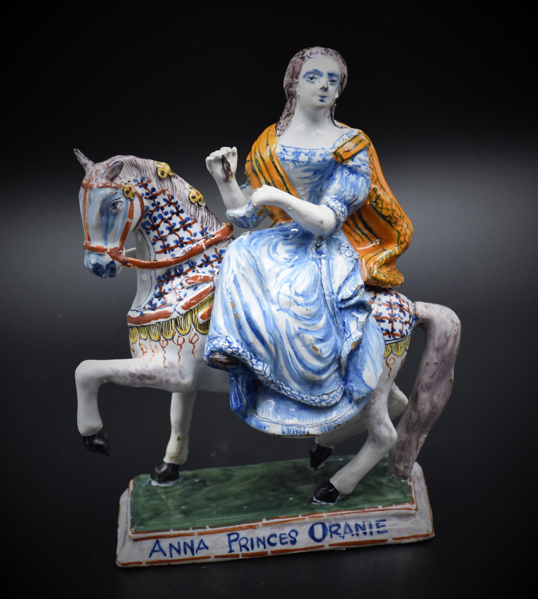 Null 奥兰治的安娜公主。古董代尔夫特陶器多色雕塑。缺少的小手。高度：23厘米。