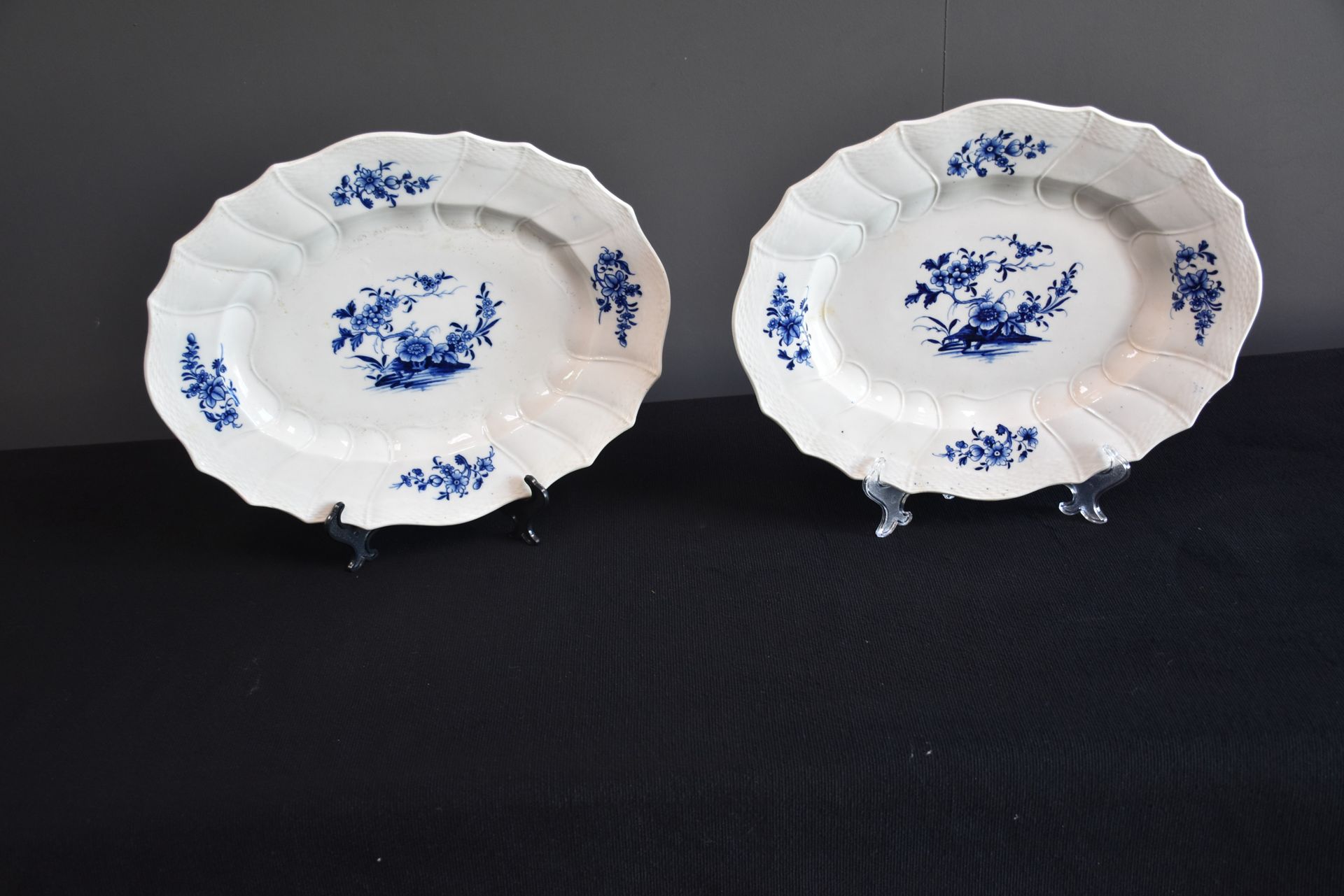 Null Pareja de platos ovalados en porcelana de Tournai con decoración rondeña. C&hellip;