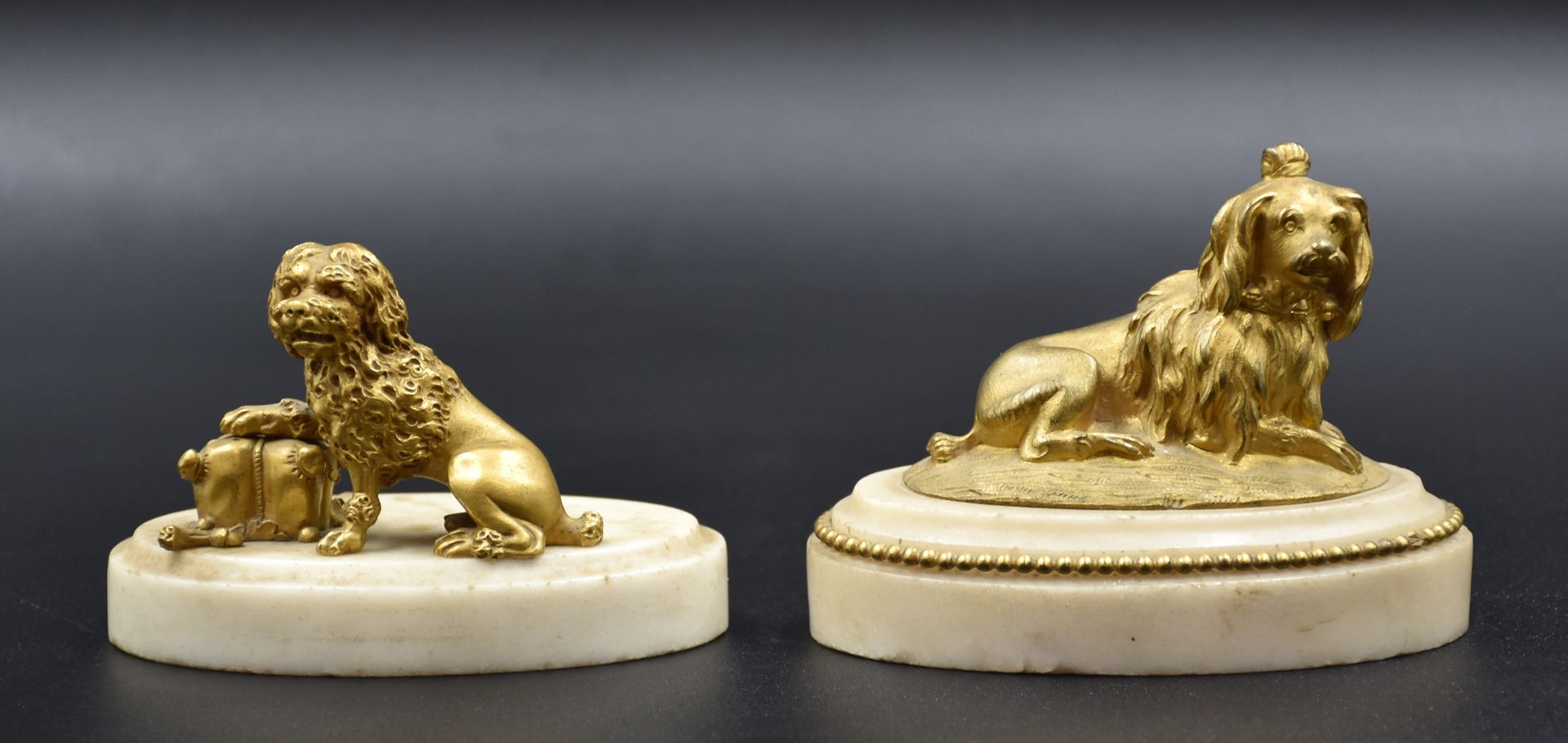 Null Una coppia di cani in bronzo dorato su basi di marmo bianco. Fine del XVIII&hellip;
