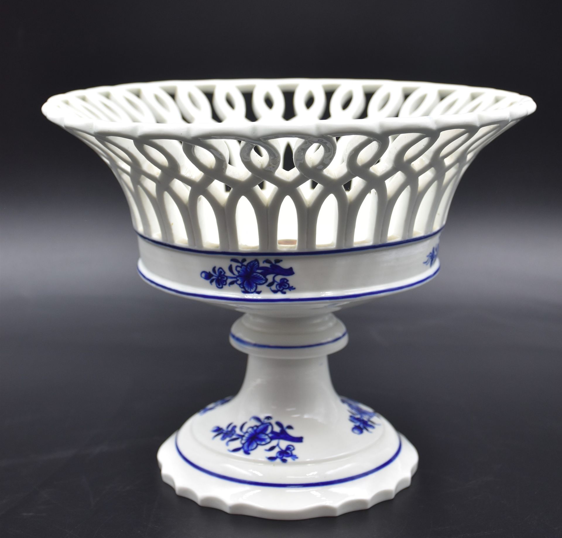 Null Corbeille à fruits en porcelaine de Tournai décor Ronda. Ht : 19 cm. Diamèt&hellip;