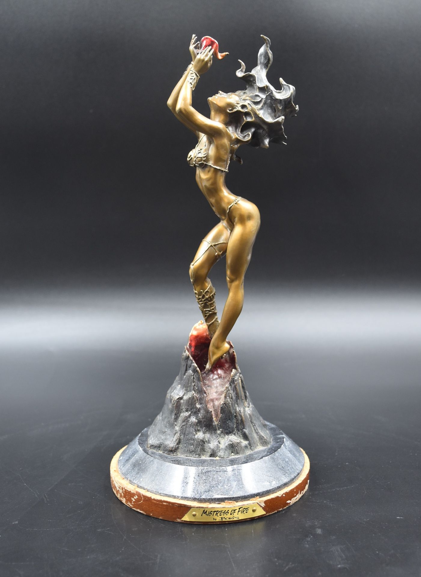 Boris VALLEJO (1941) 鲍里斯-巴列霍（1941）。题为 "鲍里斯的火的女主人 "的奇妙青铜雕塑。木质底座略有损坏。高度：30厘米。 

NL&hellip;