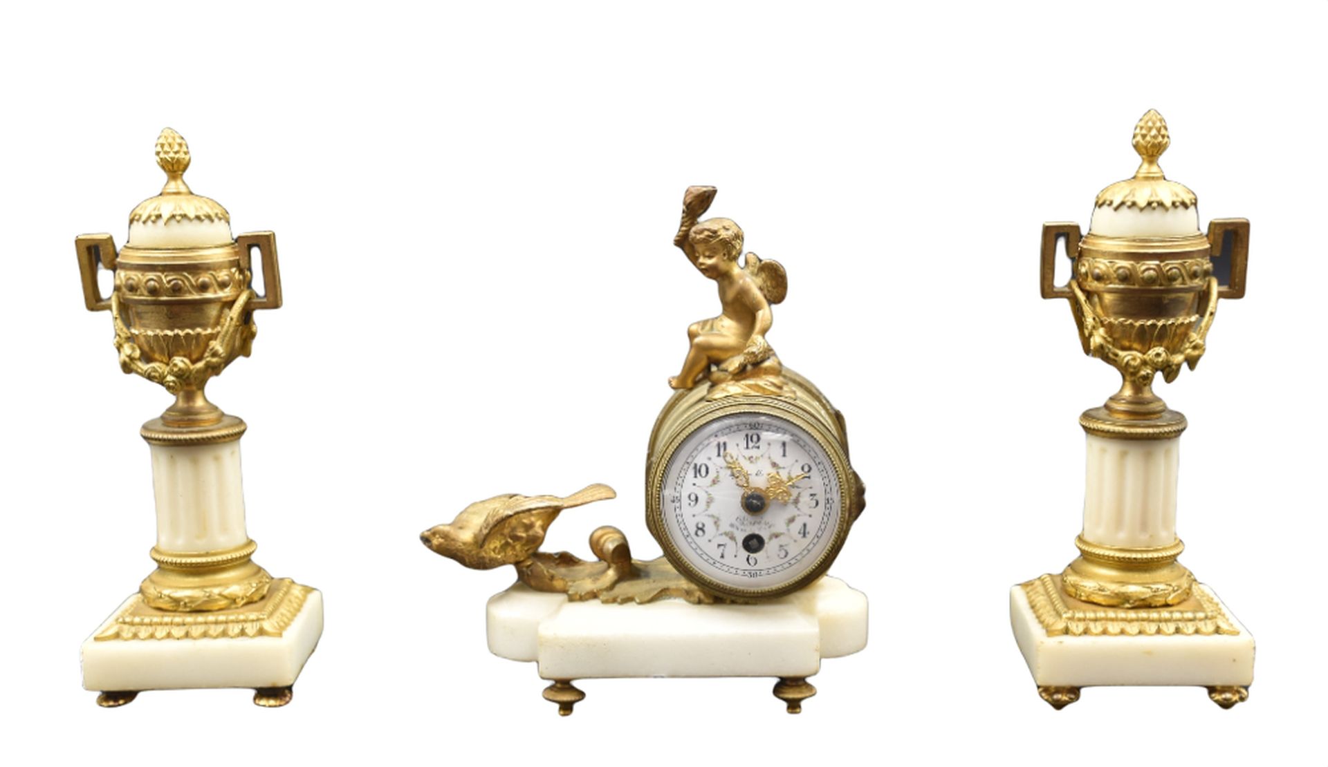 Null 一个小型的木制坦克钟，与一对大理石和青铜烛台组成瓮。路易十六风格，拿破仑三世时期。珐琅彩表盘上有巴黎Lefebvre fils的签名。高度：19和17&hellip;