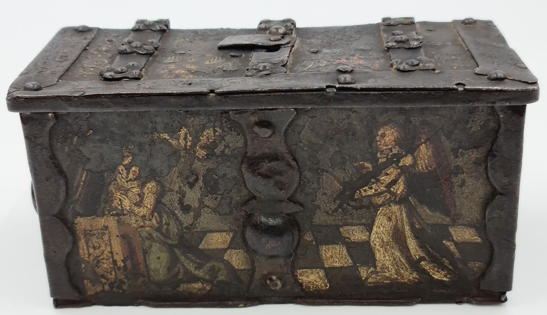 Null 约1600年的小铁盒。美丽的铁铰链。铁板上绘有鲜花，前面是代表报喜的场景。缺少底裙，小事故。尺寸：17 x 8厘米。高度：8厘米。 

NL：Klei&hellip;