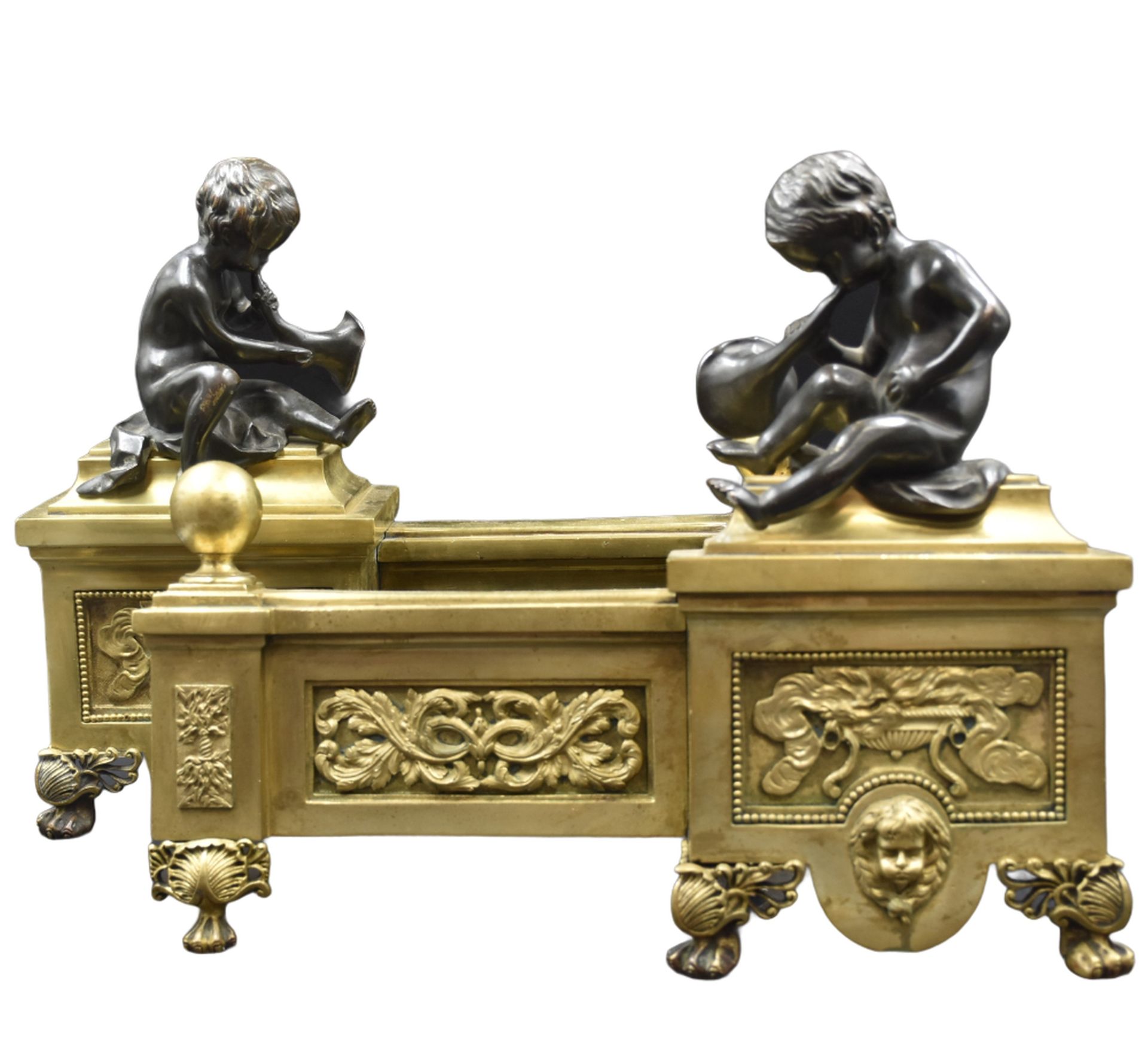 Null Una coppia di alari in bronzo dorato e patinato in stile Luigi XVI. Lavoro &hellip;