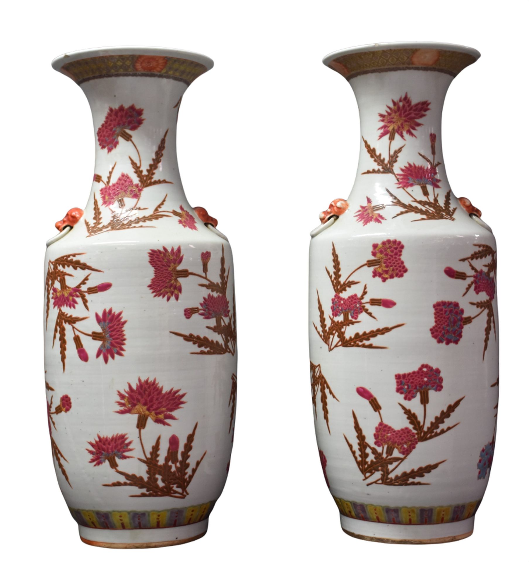Null 一对中国瓷器花瓶，有植物装饰。颈部边缘有轻微的缺口。手柄上有一个小缺口。高度：60厘米。 

荷兰：一对带有植物装饰的中国瓷器Vazen。边缘的亮片。&hellip;