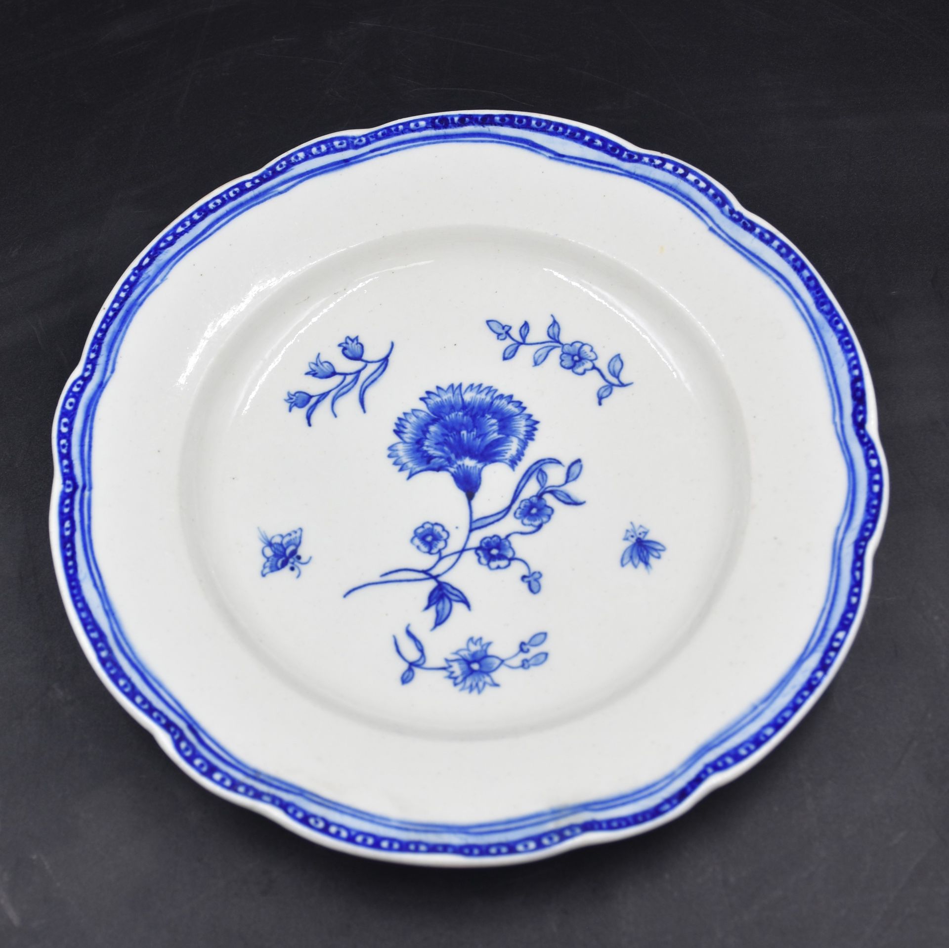 Null Plate in porcelain of tournai decorated with carnation. 

NL: Doorniks pors&hellip;