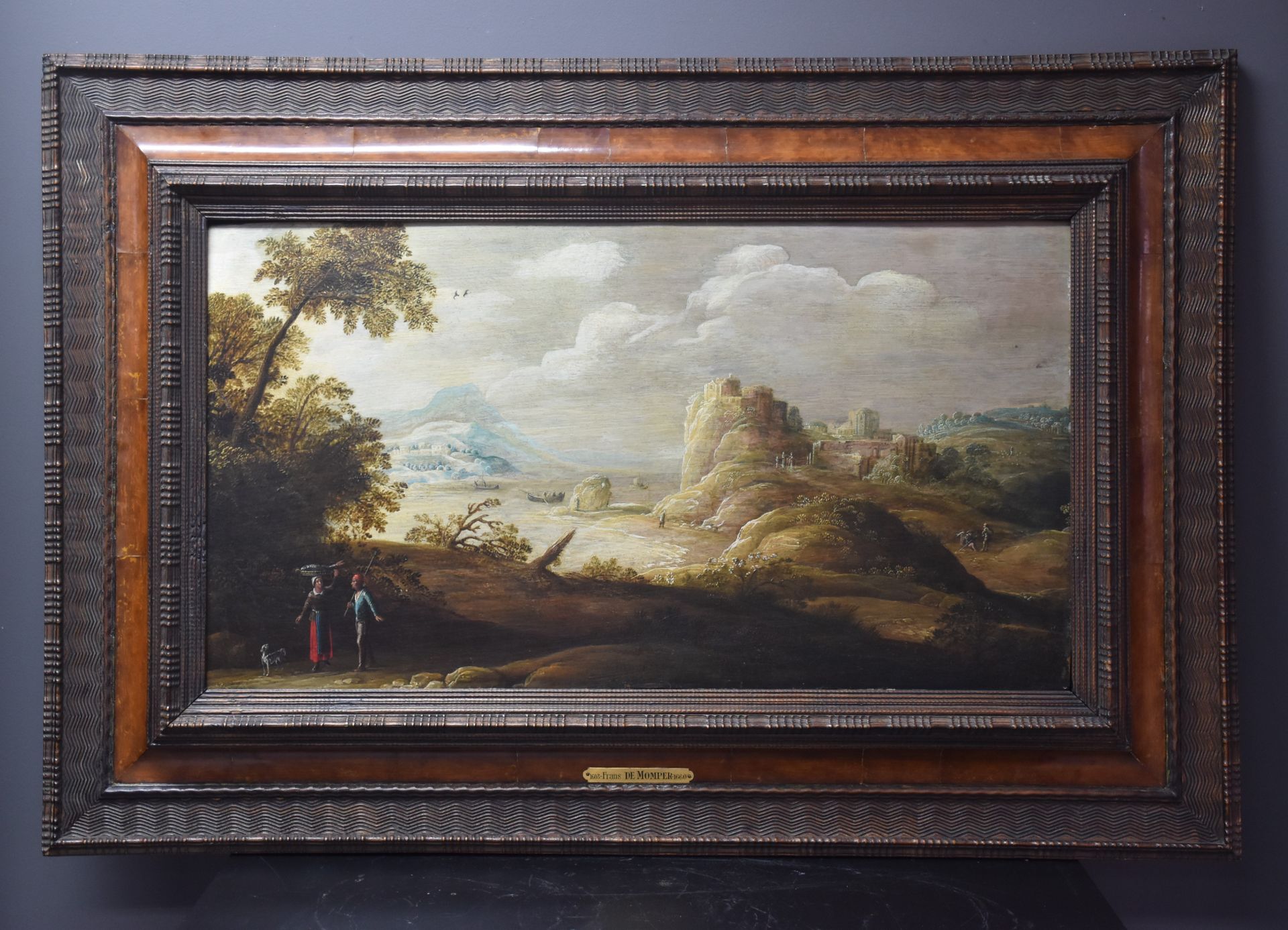 Null 一对夫妇在一个想象中的海湾边钓鱼回来，船上有船，人和一个城堡。橡木板上的油画。佛兰德学校17世纪。印有 "Frans de Momper "的牌子。尺&hellip;