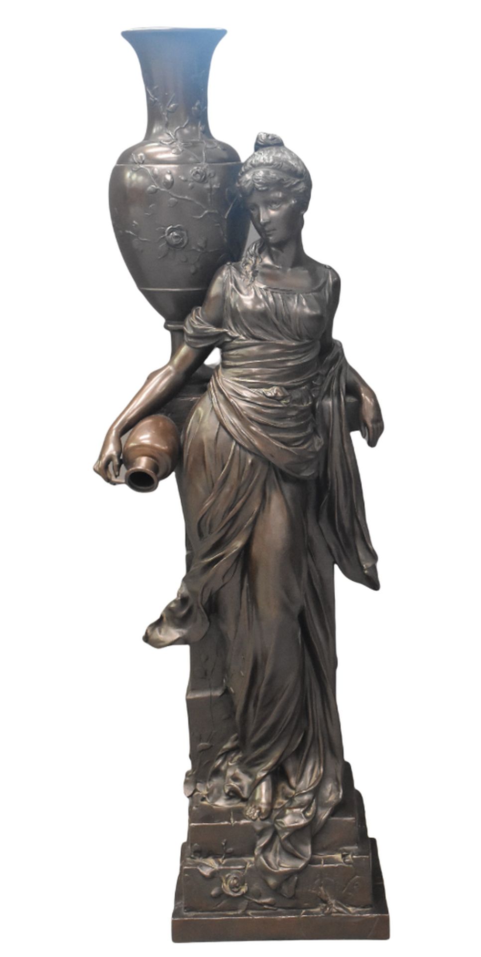 Null 重要的伽蓝雕塑，表现了一位优雅的女性在古代风格中拿着一个amphora。身高：102厘米。 

北欧：通过电镀技术的应用，使一个优雅的反面人物变成了一&hellip;
