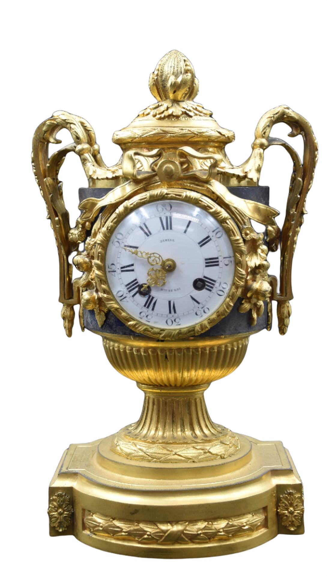 Null Un orologio a urna in bronzo dorato in stile Osmond. Quadrante firmato Deme&hellip;