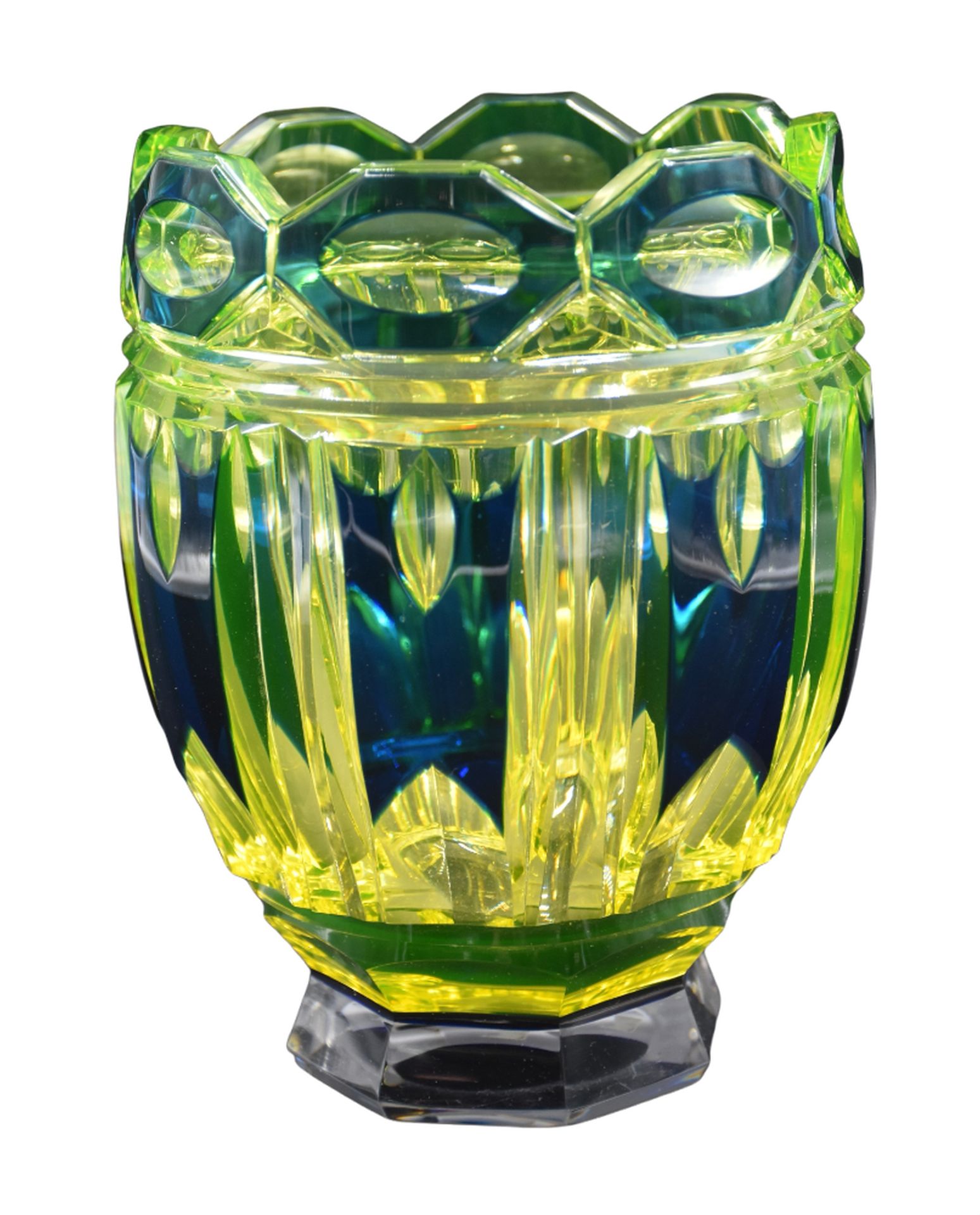 Null 一个Val Saint Lambert蓝色内衬的Urane水晶花瓶。高度：20厘米 

荷兰：瓦尔-圣-兰伯特（Val Saint Lambert）村&hellip;