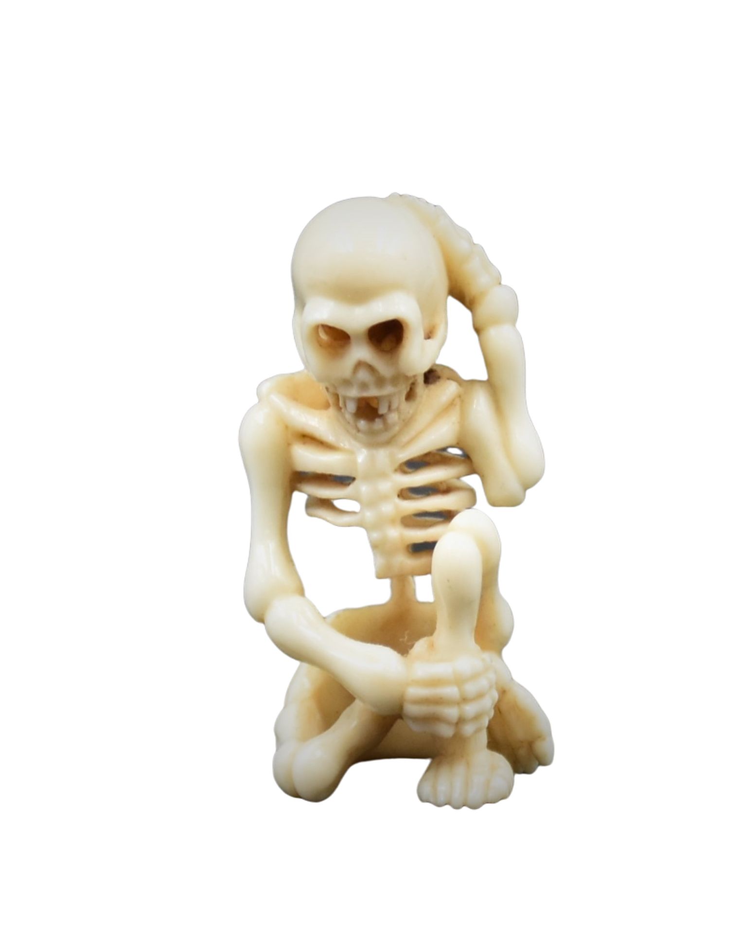 Null Kleines Netsuke mit der Darstellung eines Skeletts. Ht: 3,5 cm. 

NL: Klein&hellip;