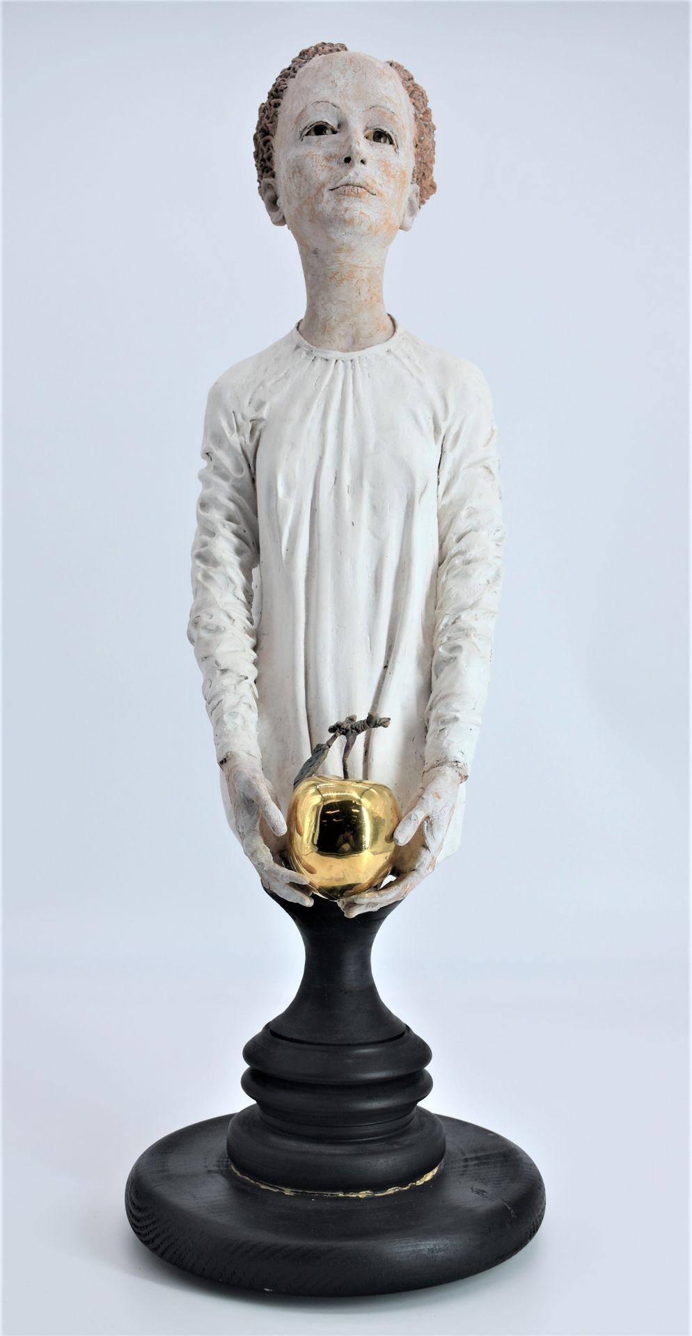 Luigi GATTI (1951) Luigi GATTI (1951).拿着金苹果的年轻男子。多色陶器雕塑。总高度：65厘米。从2000欧元的落锤价开始，适&hellip;