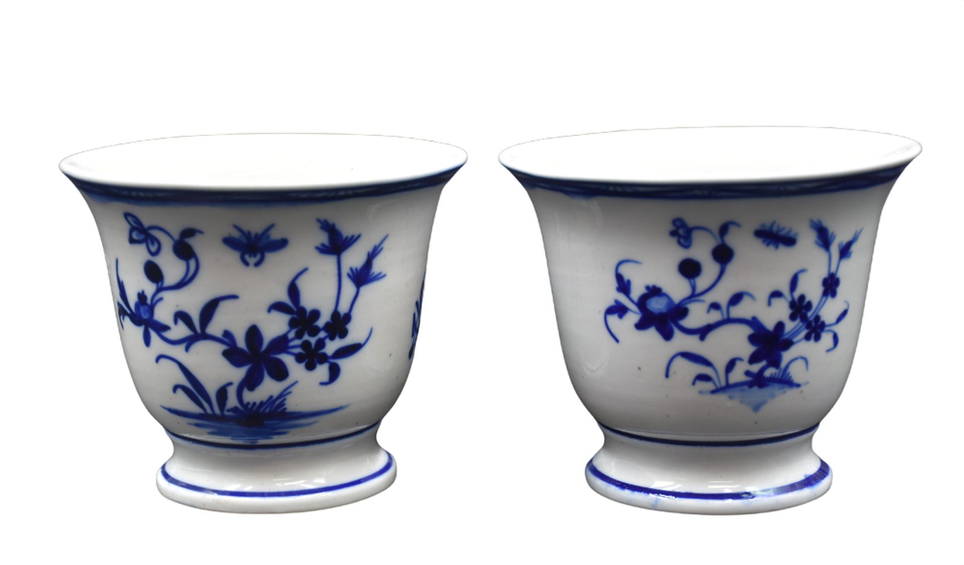 Null Pair of chocolate cups in porcelain of Tournai with fly decoration. 

NL: P&hellip;