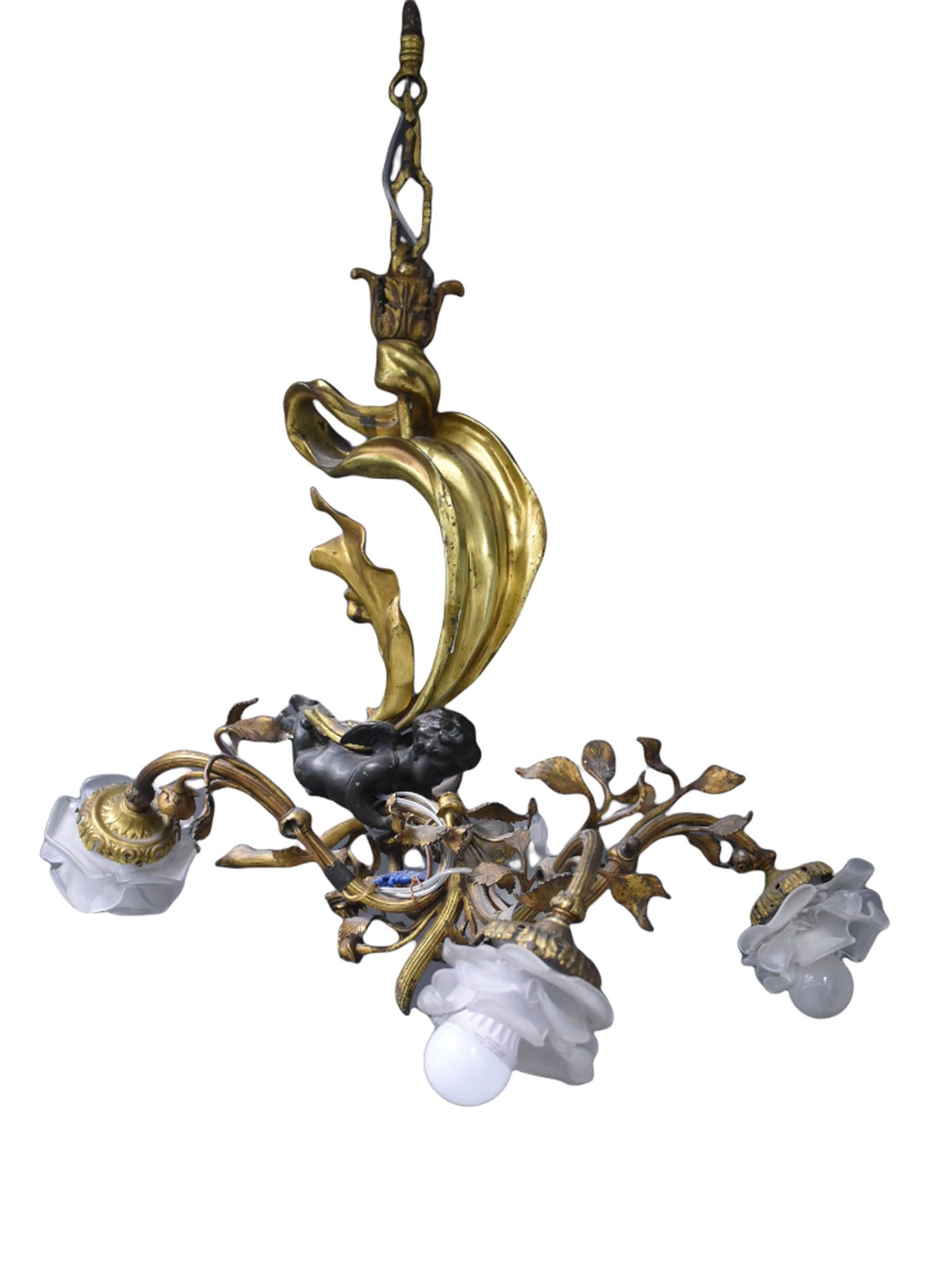 Null 鎏金铜和铜化的吊灯，有一个小天使拿着四个光臂。高度：55厘米，包括链条在内为78厘米。翼展：55厘米。 

北欧：青铜器上有一个小天使的图案，上面有四&hellip;