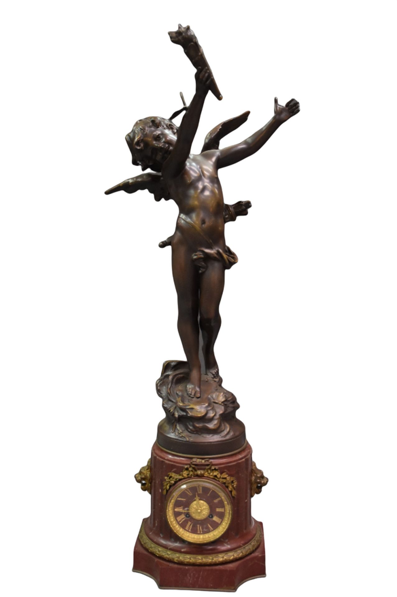 AUGUSTE MOREAU (1834-1917) 奥古斯特-莫罗(1834-1917)。表现丘比特和蝴蝶的青铜钟。红色格里奥特大理石和鎏金铜的美丽底座。高度&hellip;