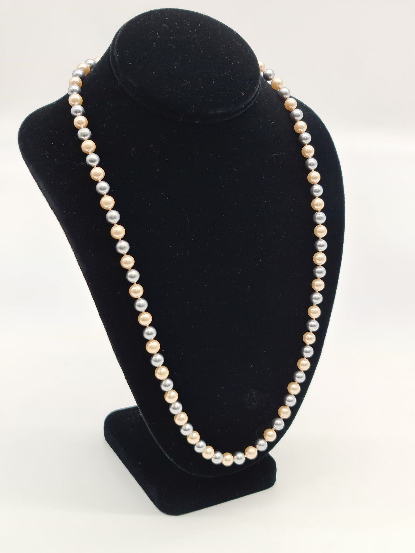 Null Halskette aus zweifarbigen Perlen. 

NL: Tweekleurige parelketting.
