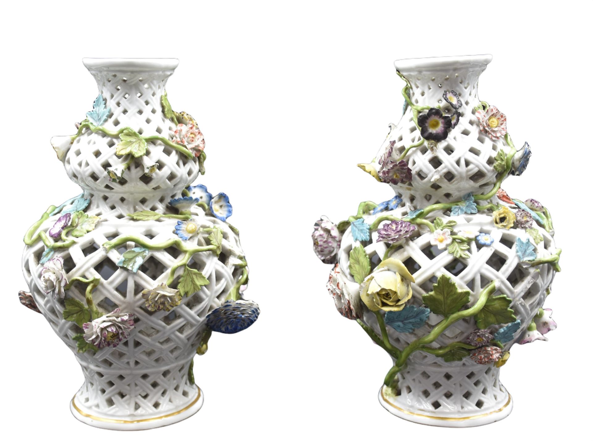 Null 一对迈森瓷器的镂空花盆，上面有浮雕的花朵装饰。花朵被损坏和丢失。花瓶完好无损。高度：27厘米。 

荷兰：一对19世纪的迈森瓷器的敞开式壶身，是在救济&hellip;