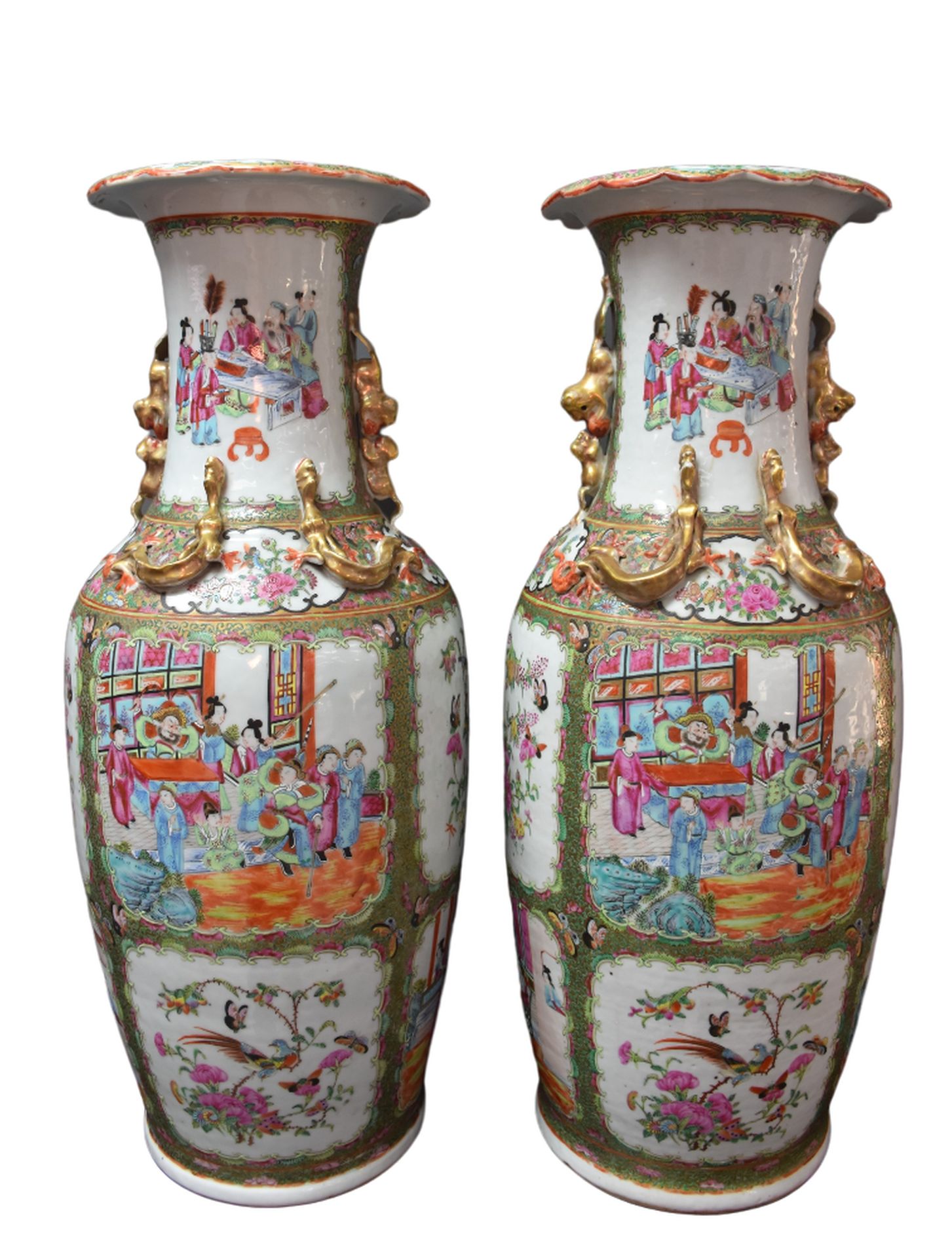 Null 一对19世纪末的广东瓷器花瓶。饰有蝴蝶和宫廷景象。碎片上有轻微的珐琅跳动。高度：62厘米。 

荷兰：从19世纪初开始，广州的几个门店就开始了。Vli&hellip;