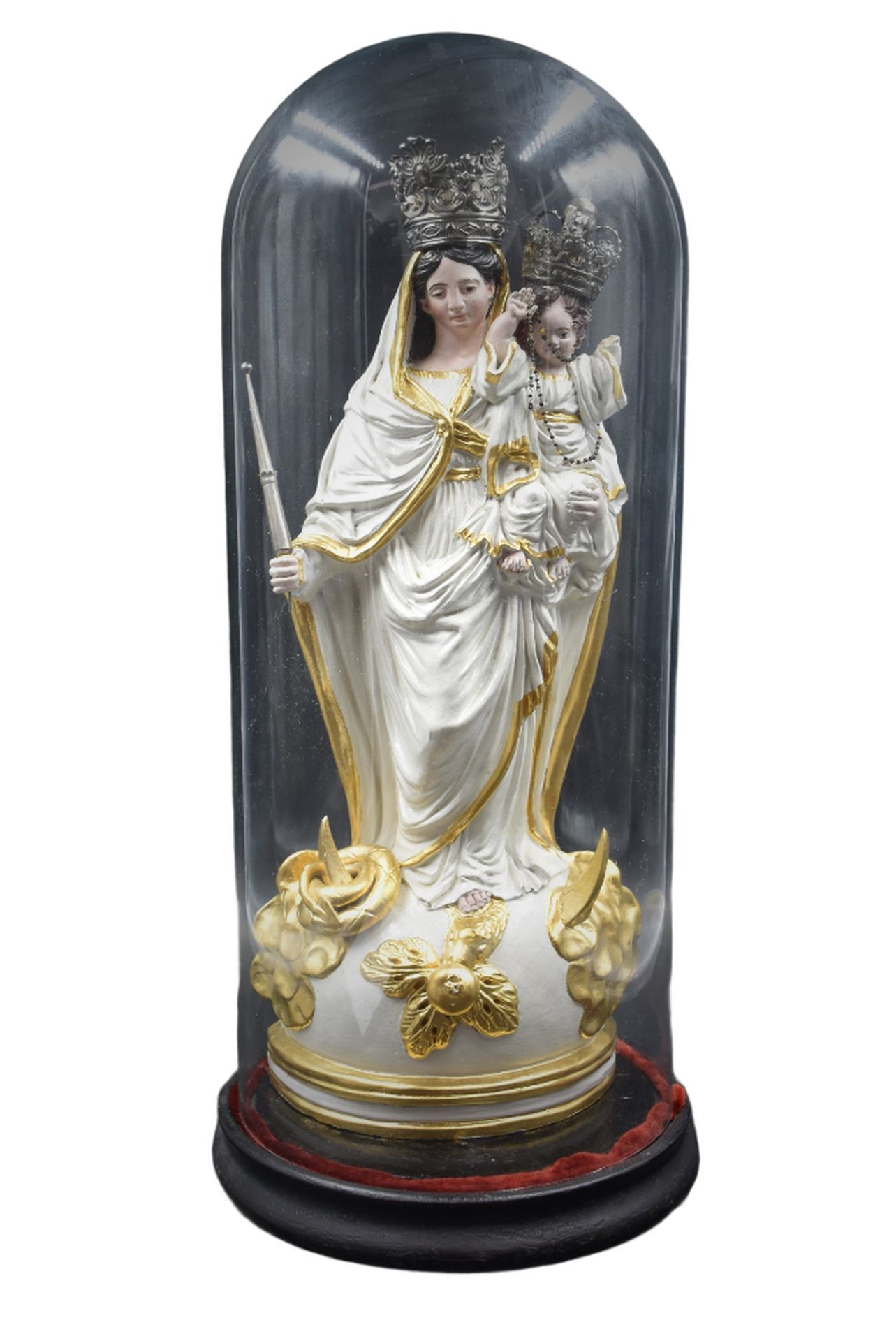 Null 纳穆尔陶器中的圣母和儿童。签名：P. Dewez 1838。存在2个银冠和一个玻璃球。我们注意到手指的重新连接。处女高度：40厘米。总高度：54厘米 &hellip;
