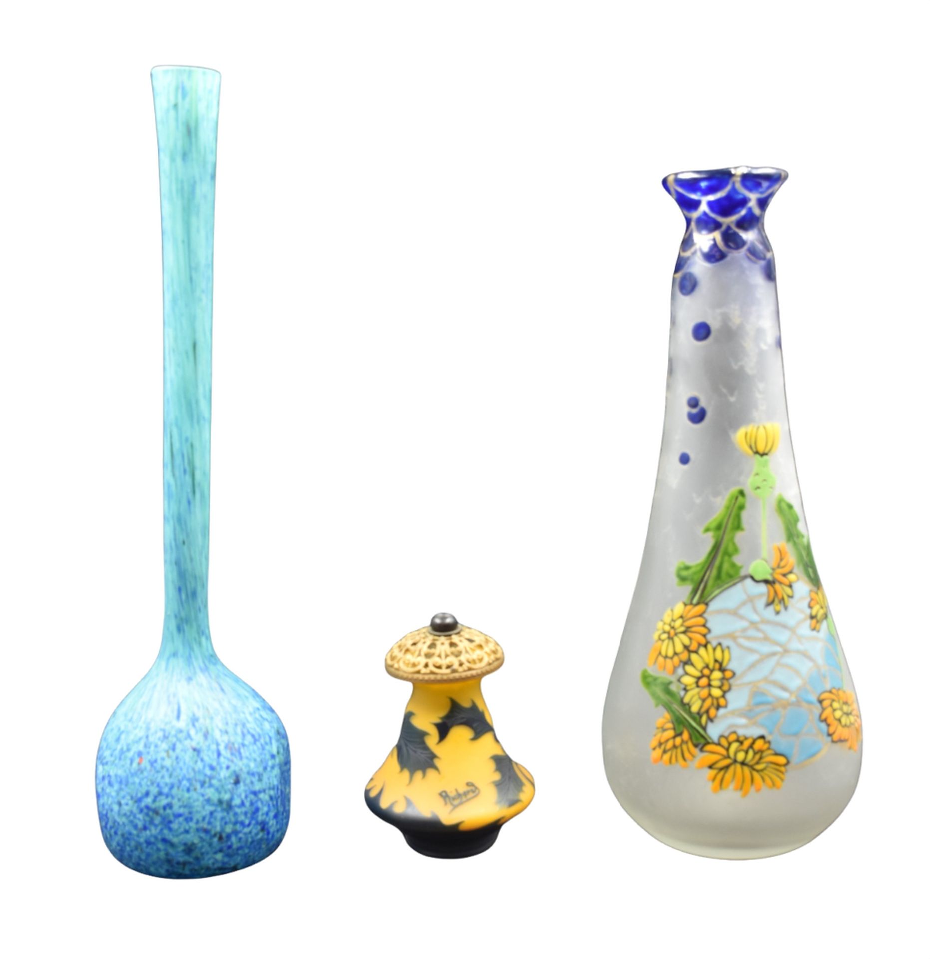 Null 一套3个由法国艺术家创作的新艺术主义玻璃花瓶。签名为理查德的夜灯，有双倍的蓟草装饰。高度：11厘米。一个Legras花瓶，上面有珐琅彩的装饰。高度：3&hellip;