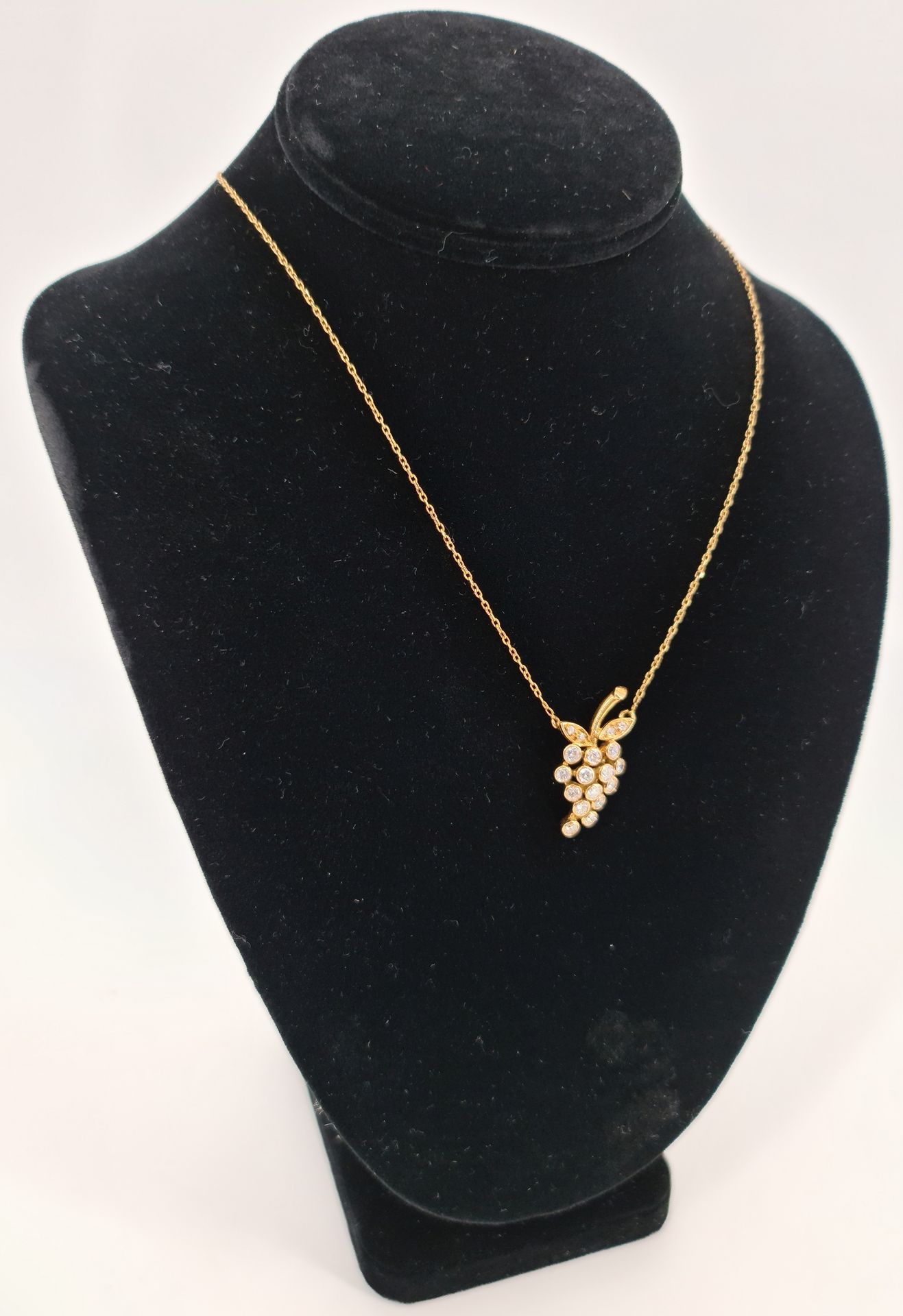 Null Gold chain 18k and its gold pendant with 14 diamonds. Total weight: 8 grams&hellip;