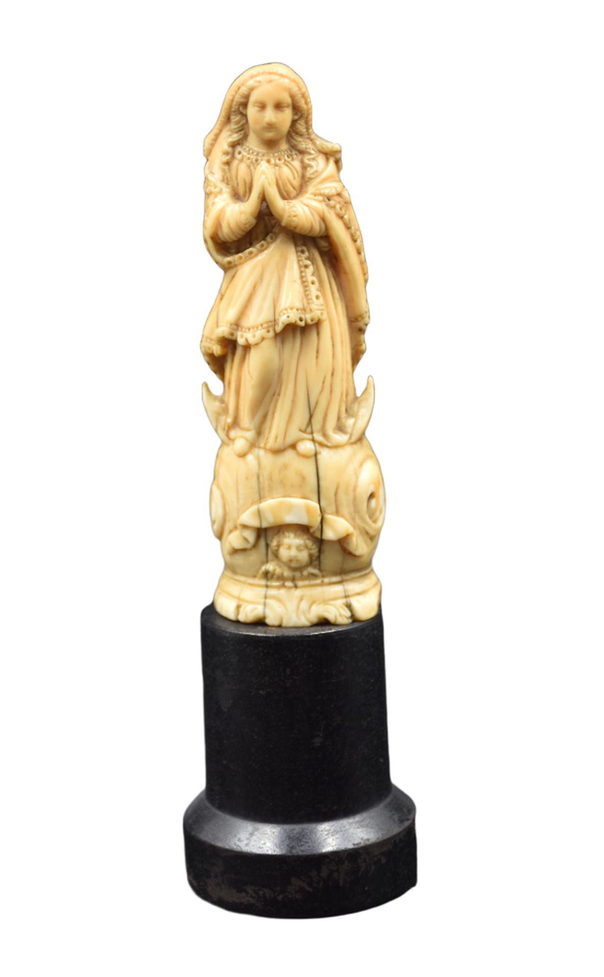 Null 
Petite Sculpture en ivoire ancien représentant une vierge en prière. Haute&hellip;