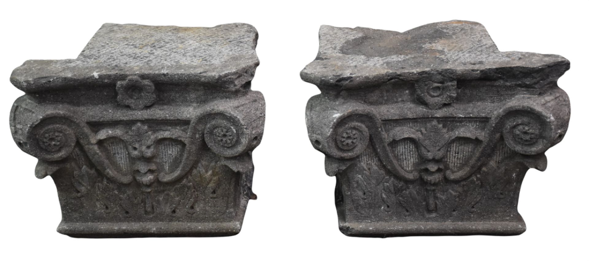 Null Lot of two carved stone capitals. XIXth century. Dimensions : +/- 30 x 30 x&hellip;