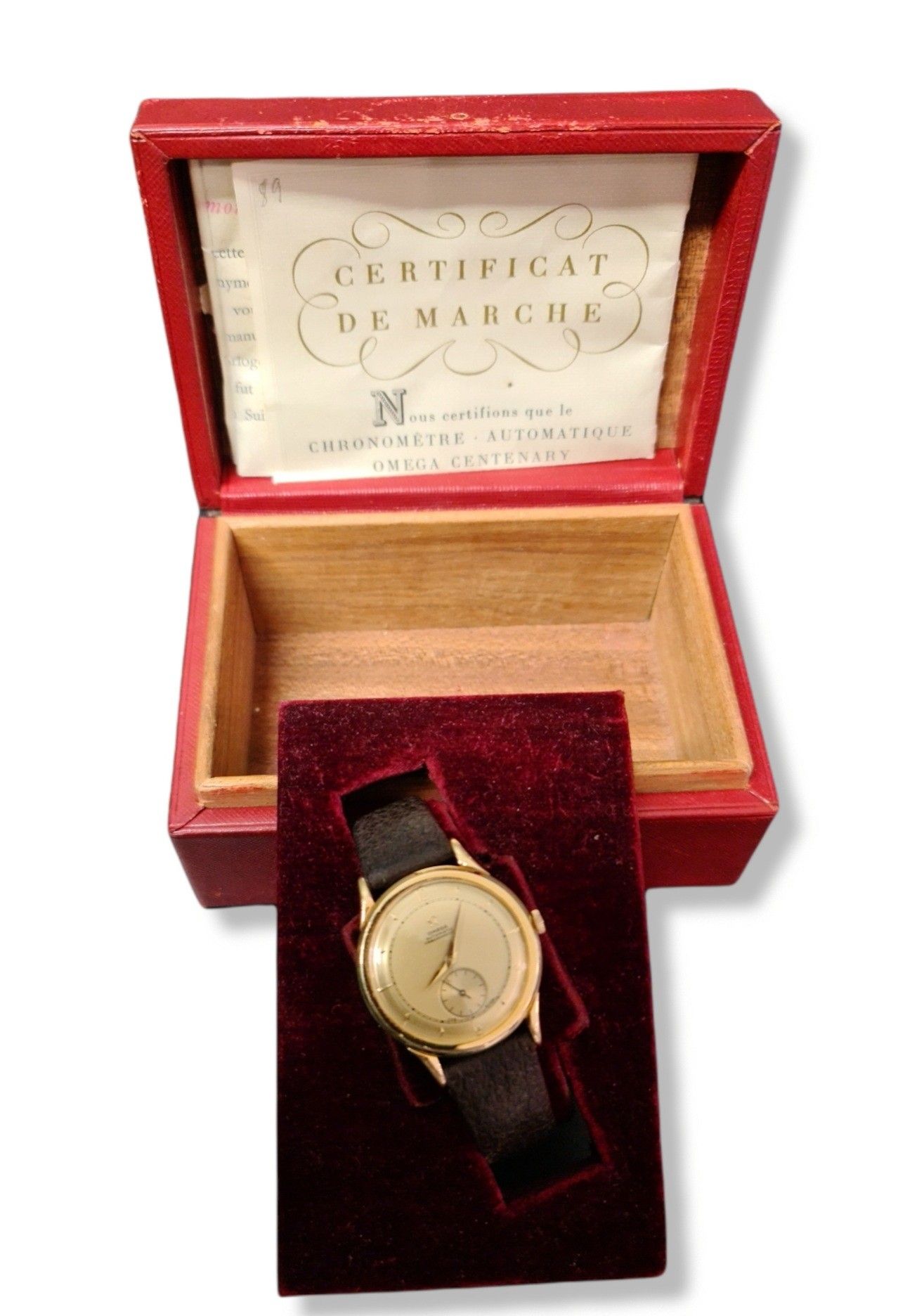 Null 欧米茄18K金男士腕表。百年纪念模型。1948年。装在盒子里，有真品证书。 

NL：欧米茄的18K腕表。Eeuwfeest模型。Jaar 1948年&hellip;