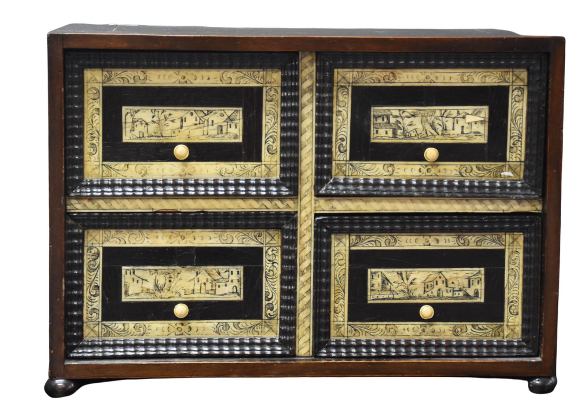 Null 17世纪的德国小柜子，开在四个抽屉上，装饰着雕刻的骨板。高度：24厘米。尺寸：48 x 27厘米。 

荷兰：17世纪初的小型杜特尔特人，由四根柱子组&hellip;