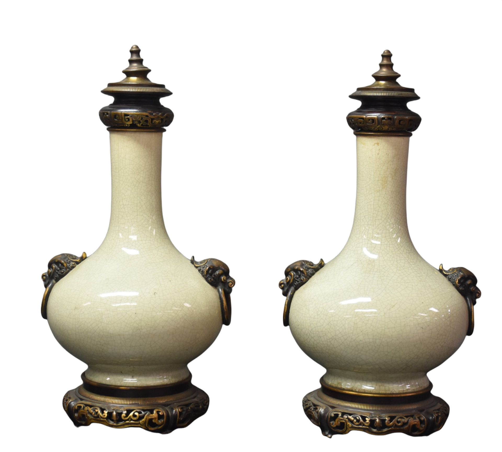 Null Ein Paar Lampen aus krakeliertem Seladon-Porzellan. Fassung aus Bronze. Auf&hellip;