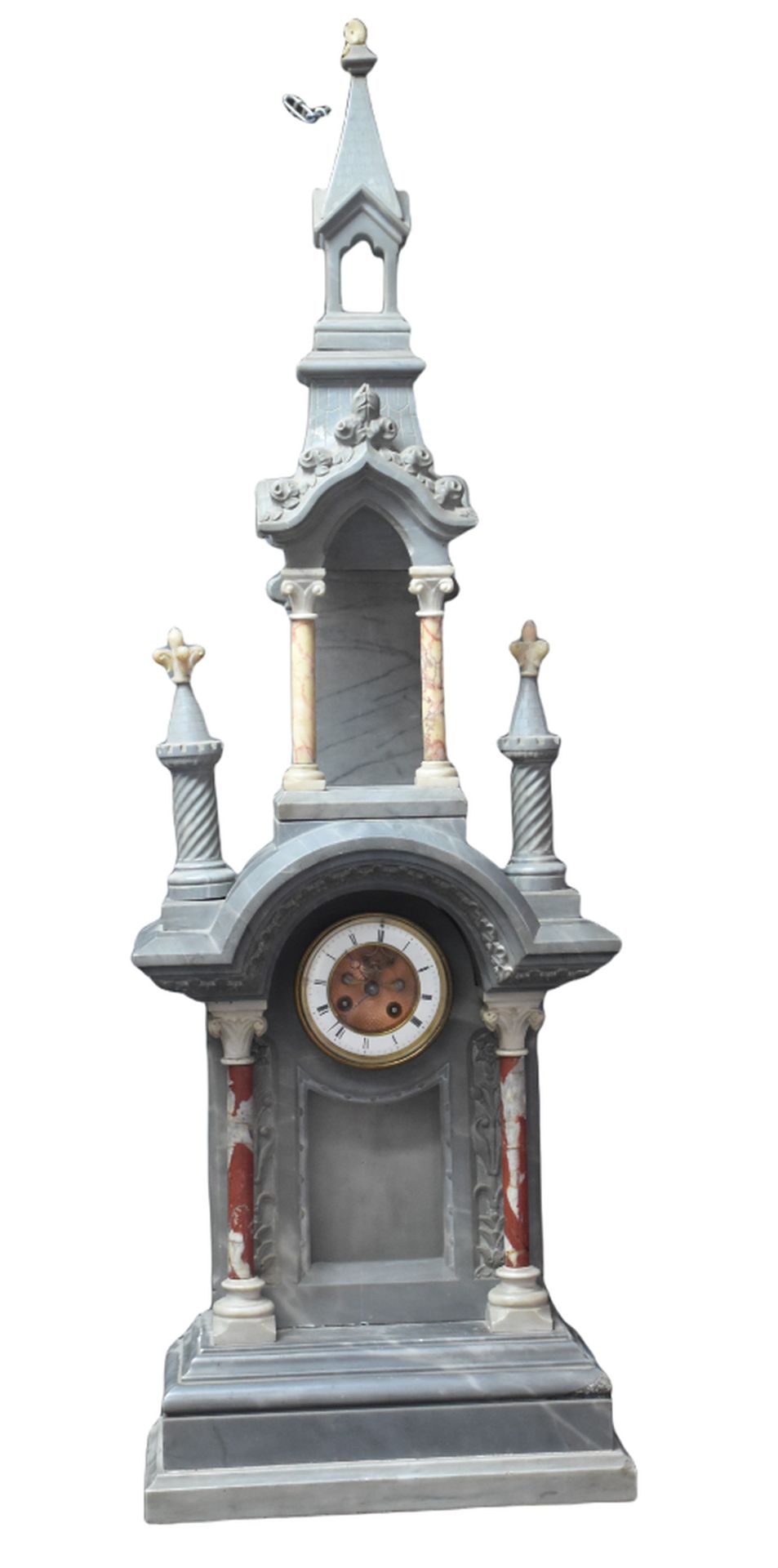 Null 令人印象深刻的精通大理石的作品。一座蓝绿相间、白色和红色的樱桃色大理石钟，呈大教堂形状。19世纪。高度：95厘米。小碎片。 

荷兰：对海运业的影响。&hellip;